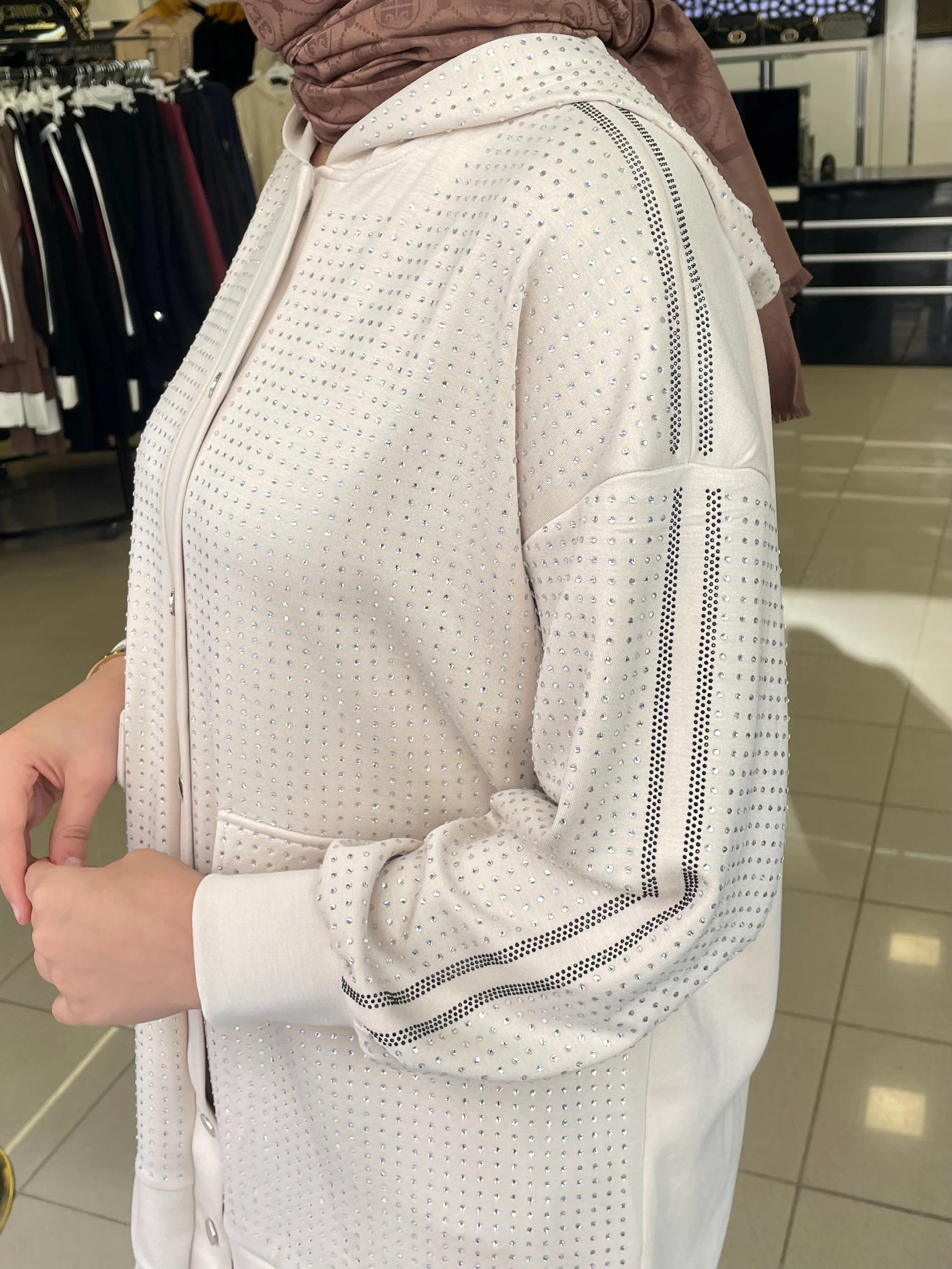 AYNAZ TAŞLI KAPÜŞONLU TAKIM BEJ