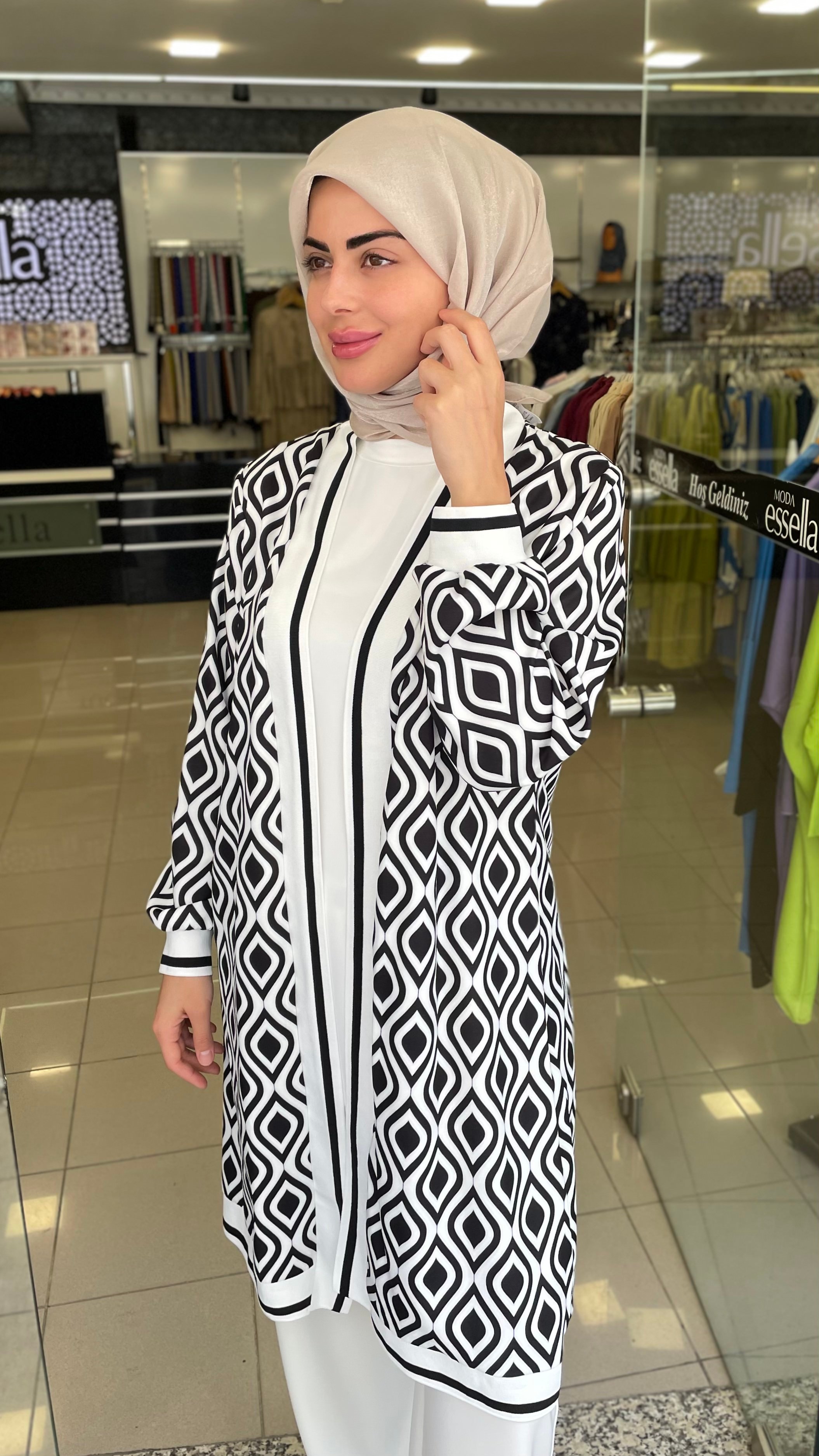 Dijital Baskı Desenli Siyah Beyaz Kimono