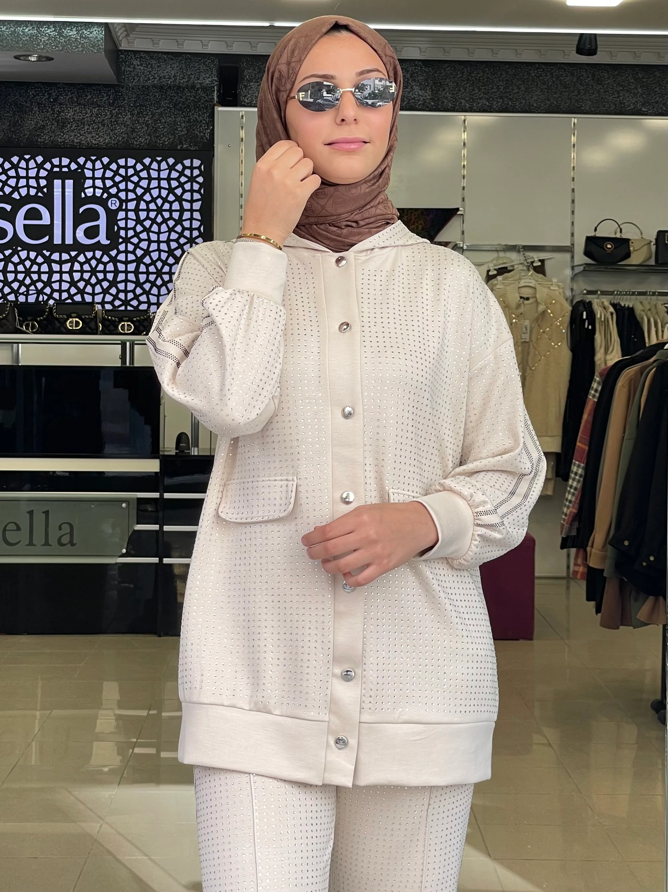 AYNAZ TAŞLI KAPÜŞONLU TAKIM BEJ