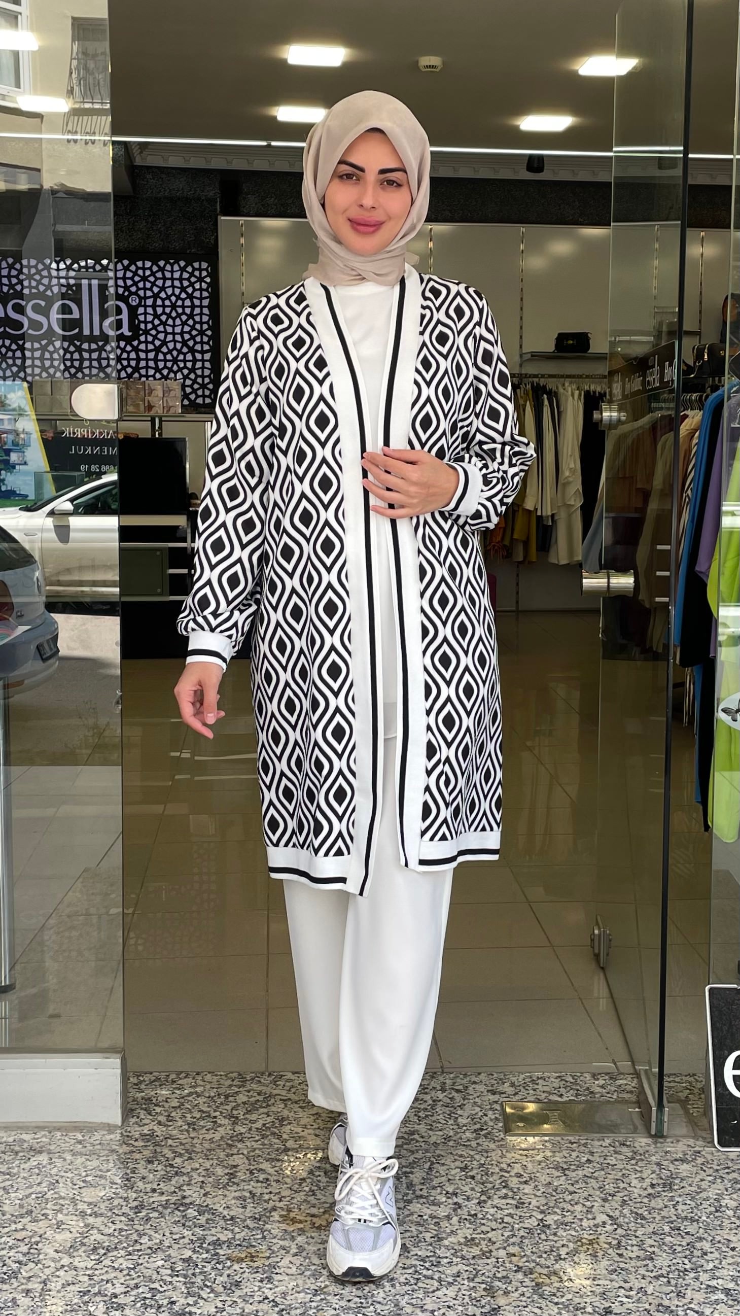 Dijital Baskı Desenli Siyah Beyaz Kimono