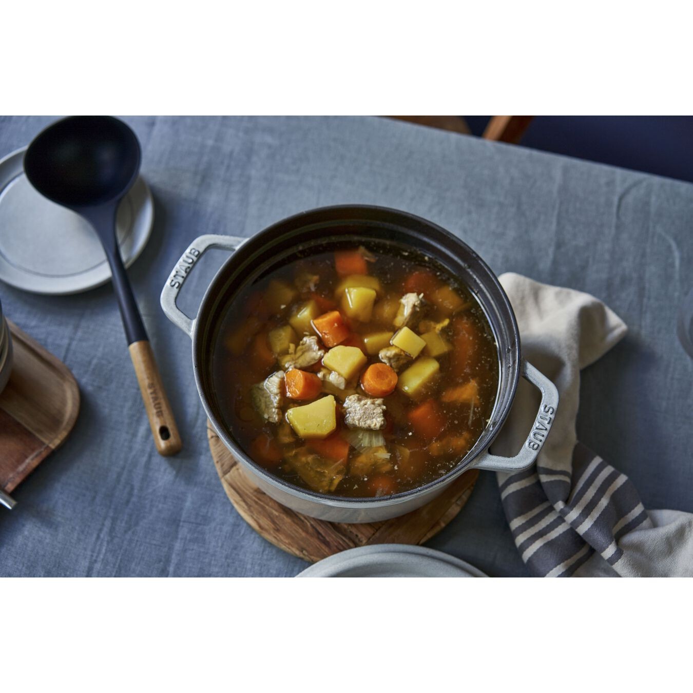 STAUB LA COCOTTE DÖKÜM TENCERE | TRÜF BEYAZI | 24 CM | 3,8 L | YUVARLAK 0 image