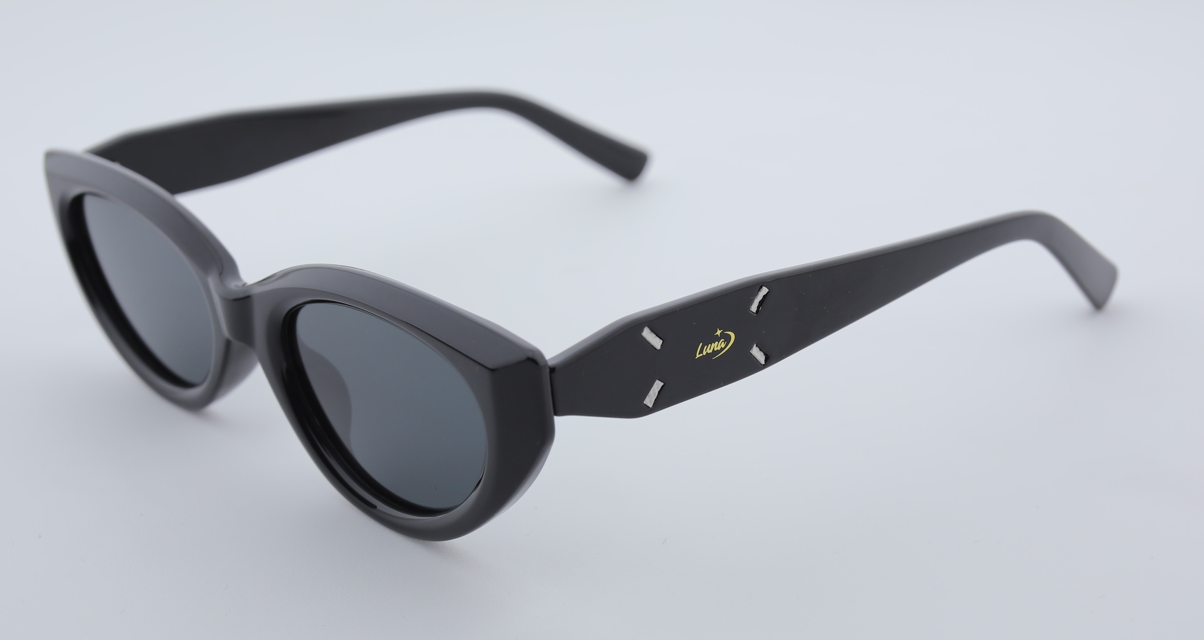Uzayy Eyewear Luna Raven – Kadın Güneş Gözlüğü | Siyah TR90 Cat-Eye Çerçeve, UV400 Lens, Orijinal
