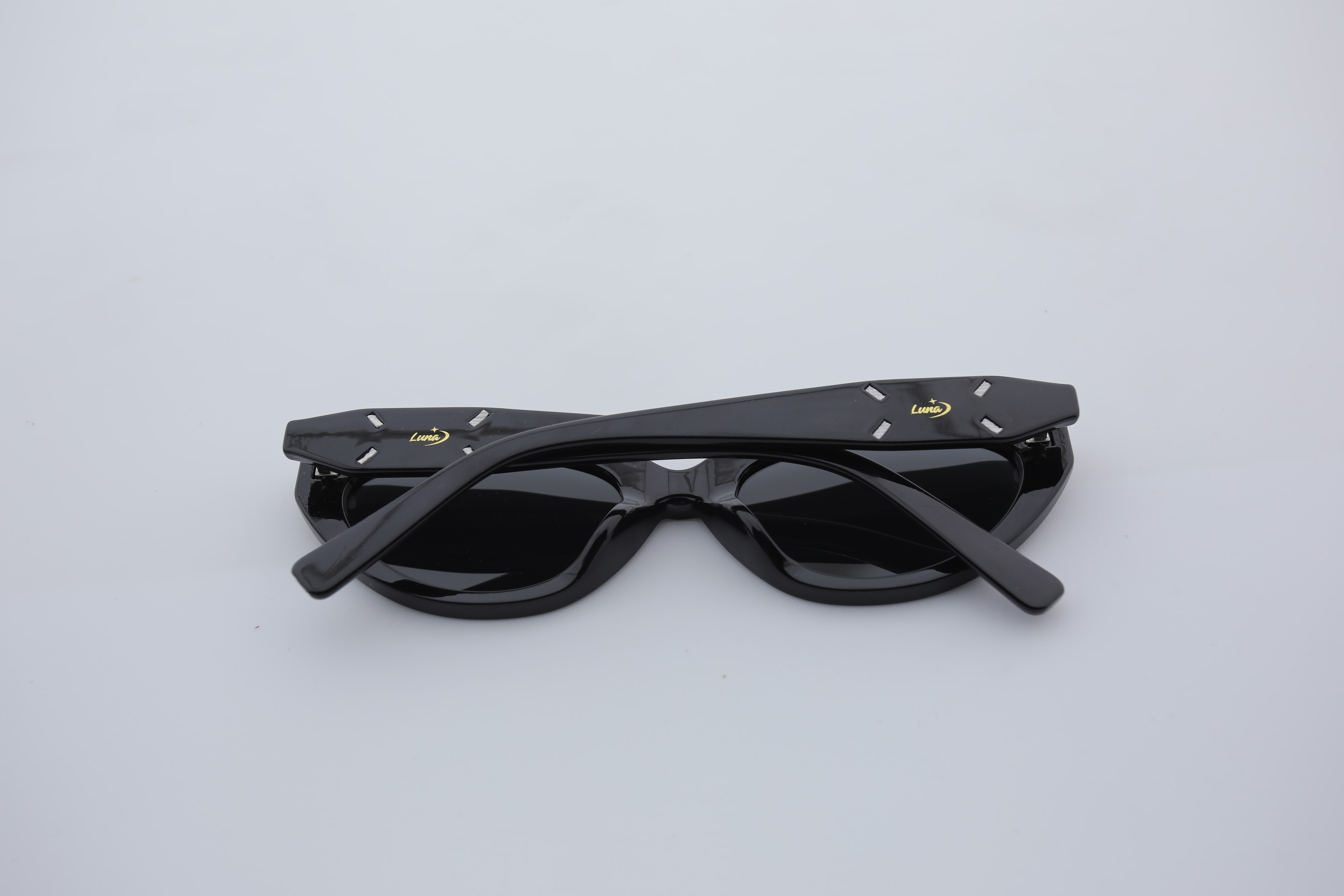 Uzayy Eyewear Luna Raven – Kadın Güneş Gözlüğü | Siyah TR90 Cat-Eye Çerçeve, UV400 Lens, Orijinal