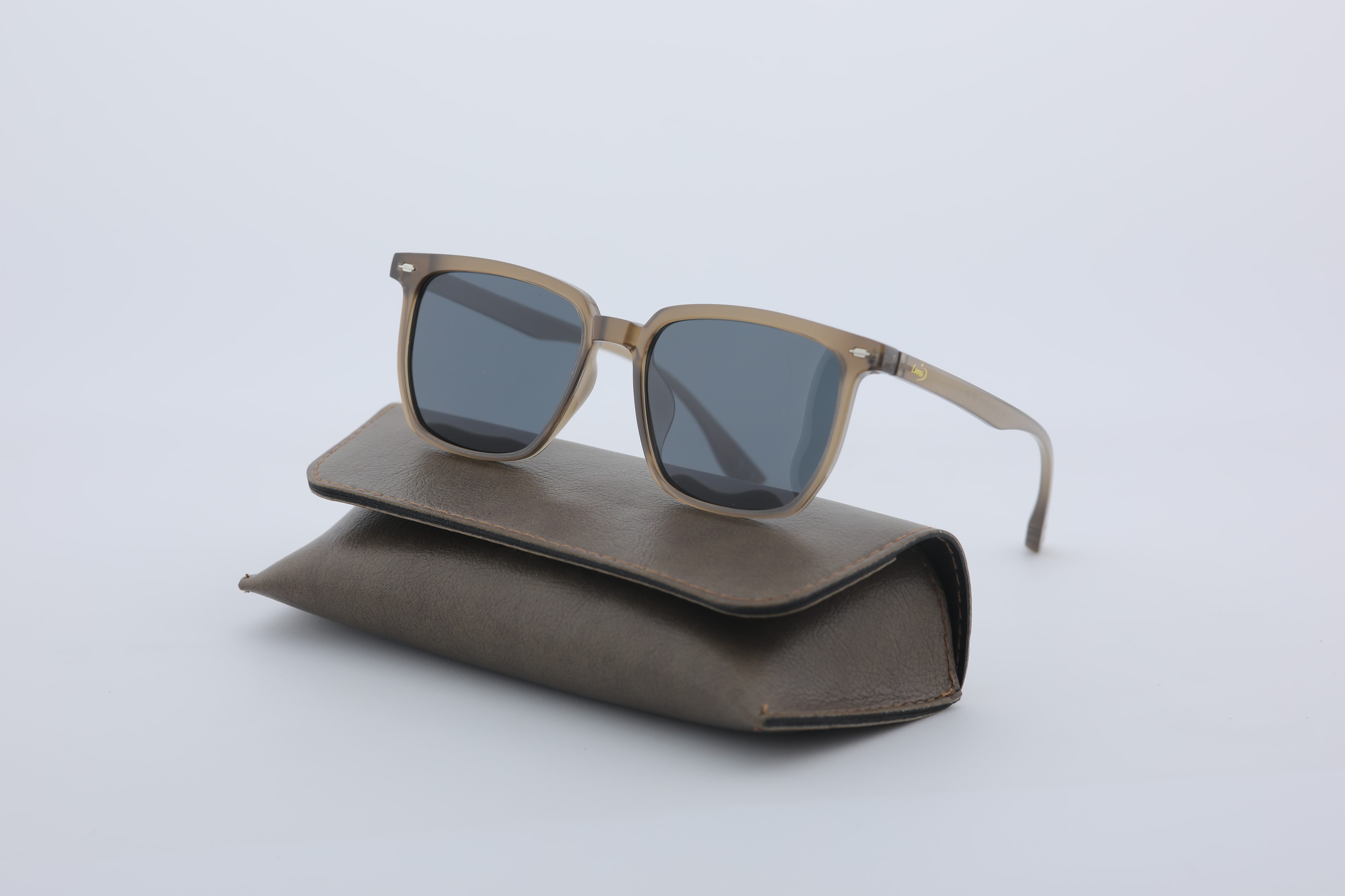 Uzayy Eyewear Luna Classic Terra – Unisex Güneş Gözlüğü | Şeffaf Kahverengi TR90 Çerçeve, UV400 Lens, Orijinal