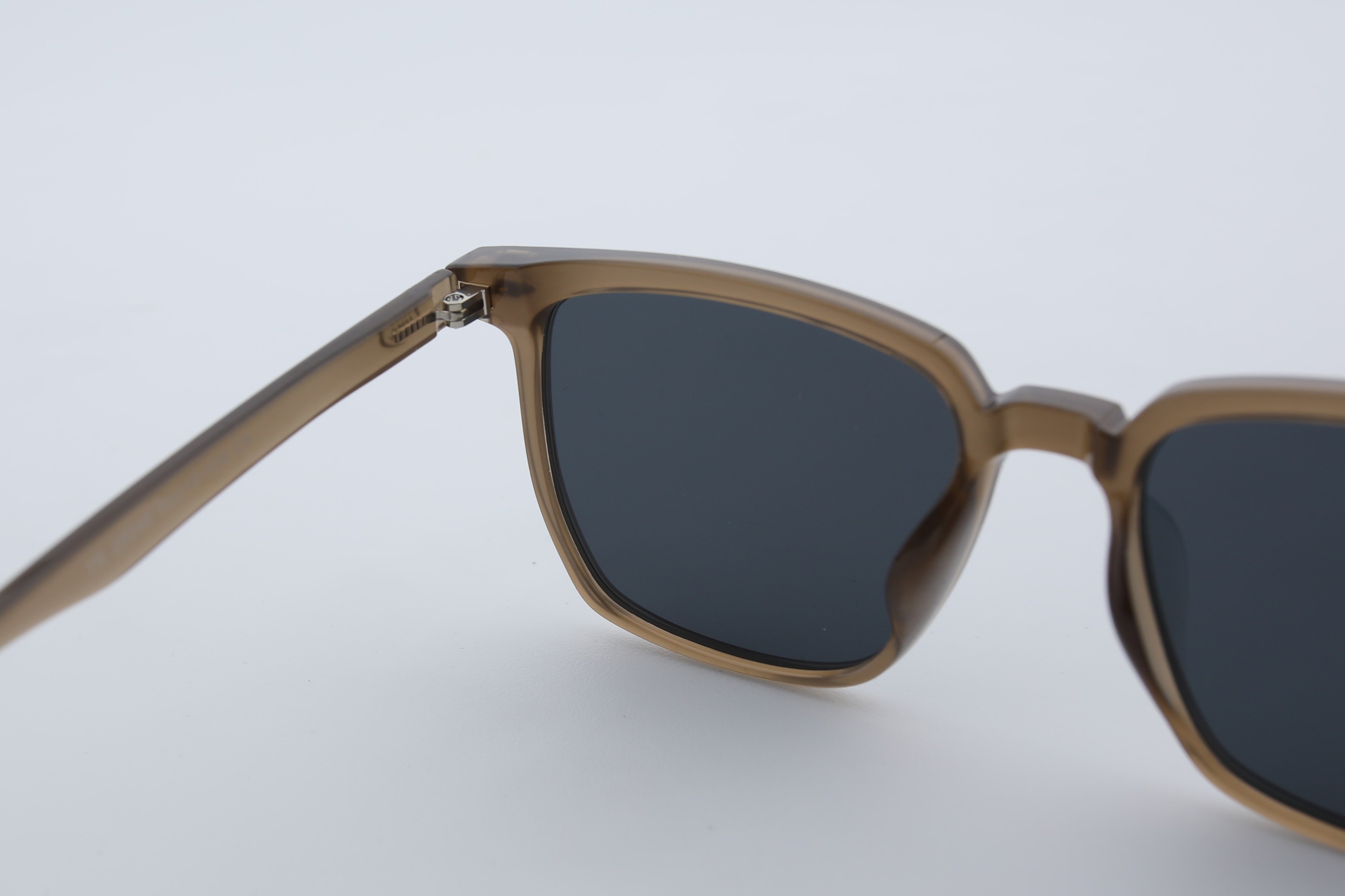 Uzayy Eyewear Luna Classic Terra – Unisex Güneş Gözlüğü | Şeffaf Kahverengi TR90 Çerçeve, UV400 Lens, Orijinal