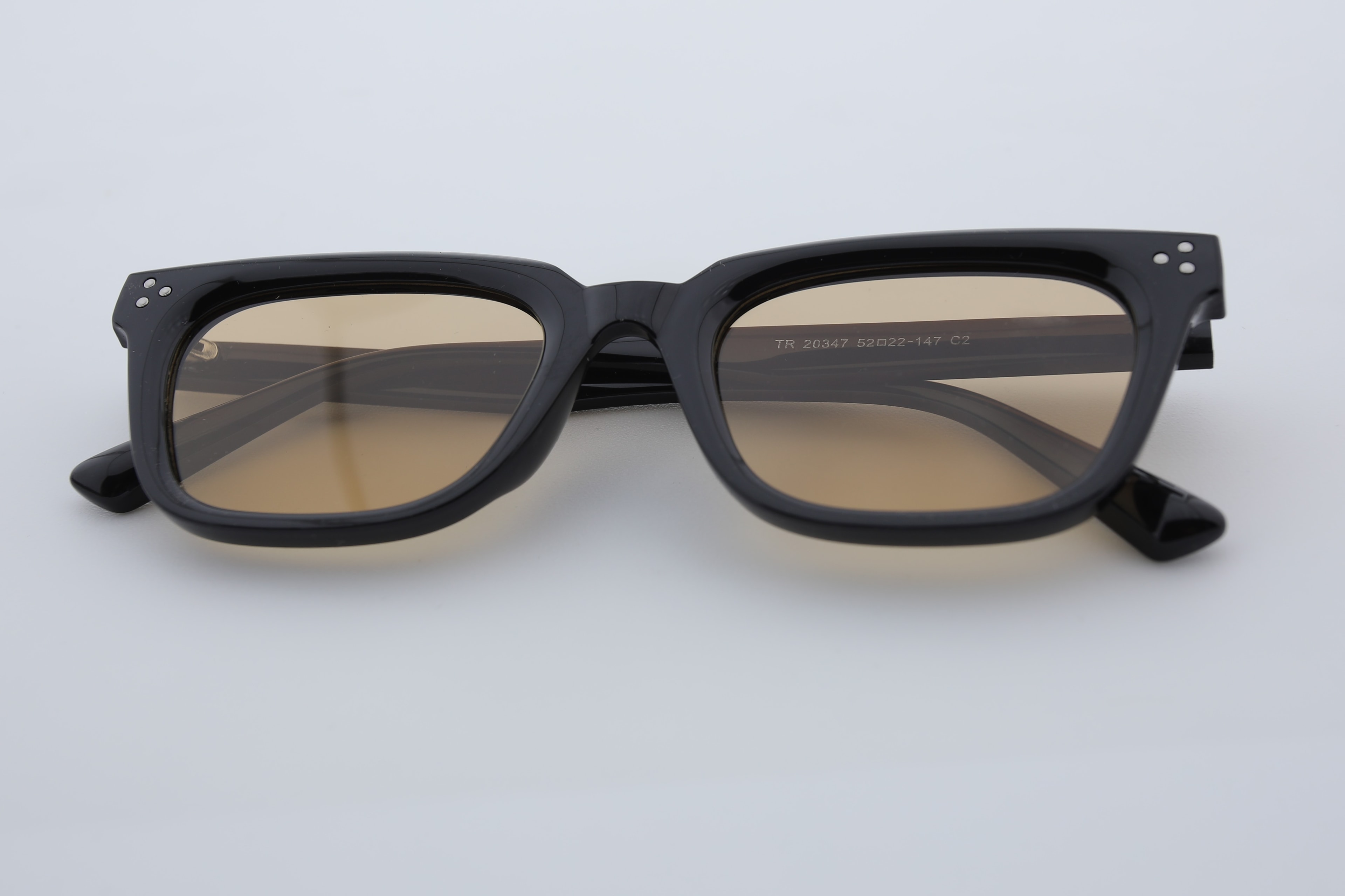 Uzayy Eyewear Luna Doré – Kadın Güneş Gözlüğü | Siyah TR90 Çerçeve, Altın Sarı UV400 Lens, Orijinal