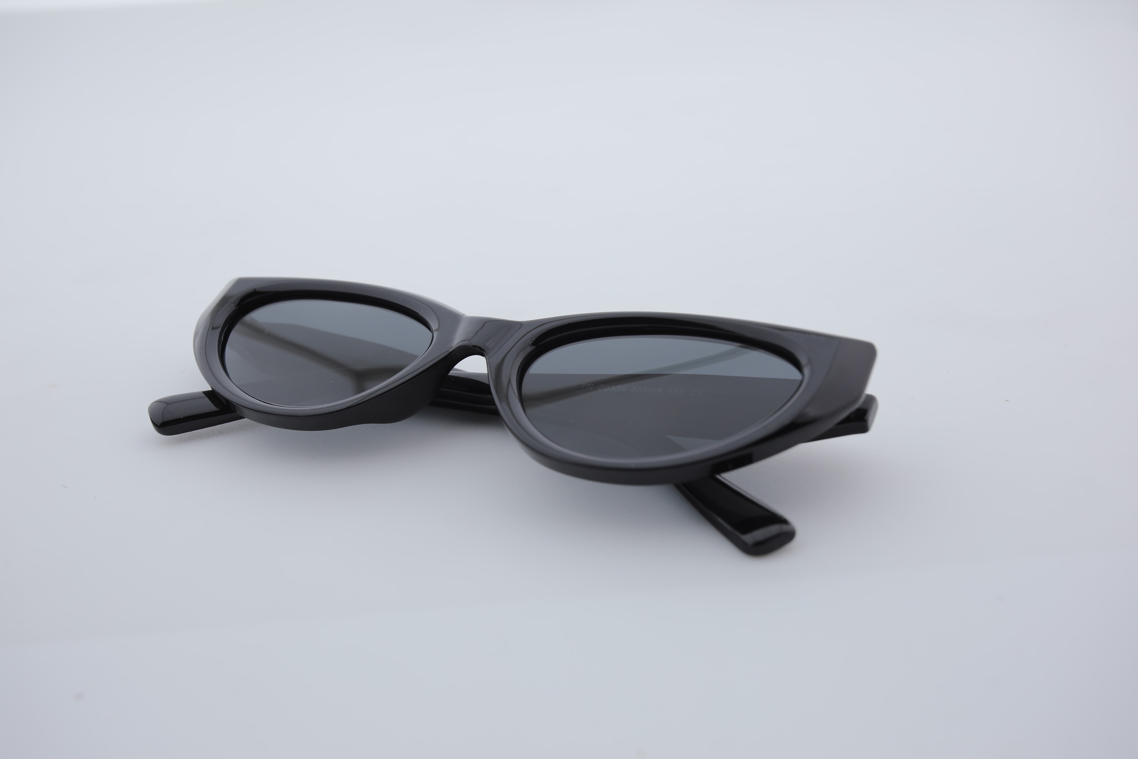 Uzayy Eyewear Luna Raven – Kadın Güneş Gözlüğü | Siyah TR90 Cat-Eye Çerçeve, UV400 Lens, Orijinal