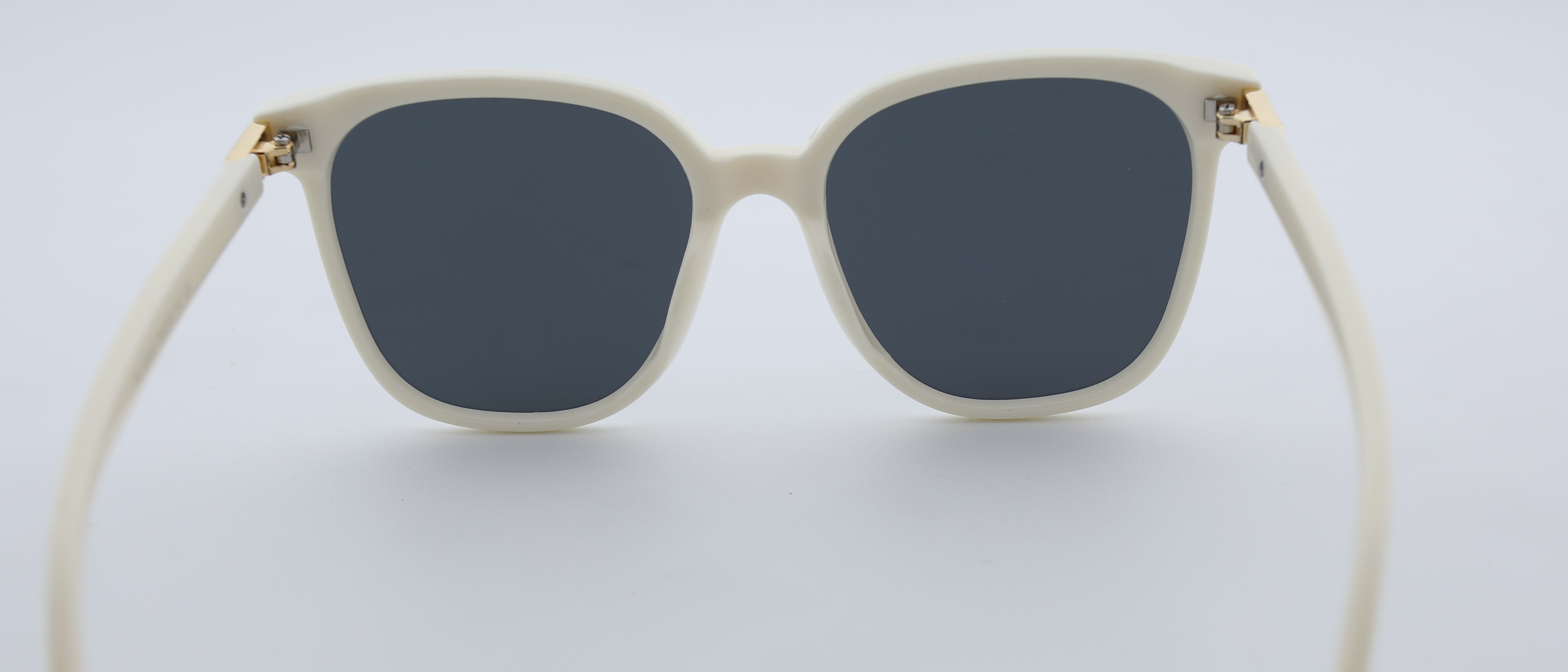 Uzayy Eyewear Luna Pearl – Kadın Güneş Gözlüğü | Beyaz TR90 Çerçeve, UV400 Lens, Orijinal
