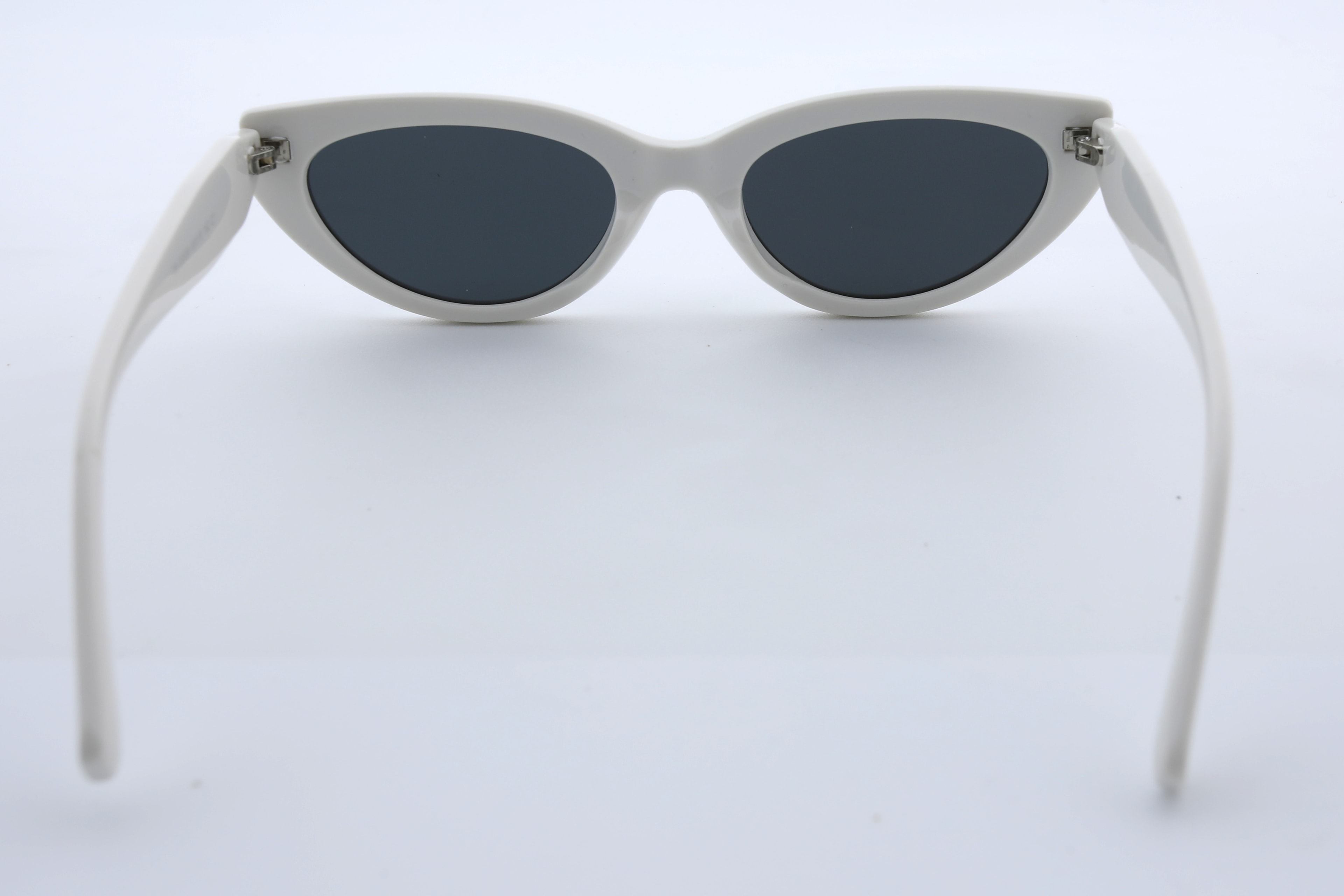 Uzayy Eyewear Luna Ivory – Kadın Güneş Gözlüğü | Beyaz TR90 Çerçeve, Cat-Eye UV400 Lens, Orijinal