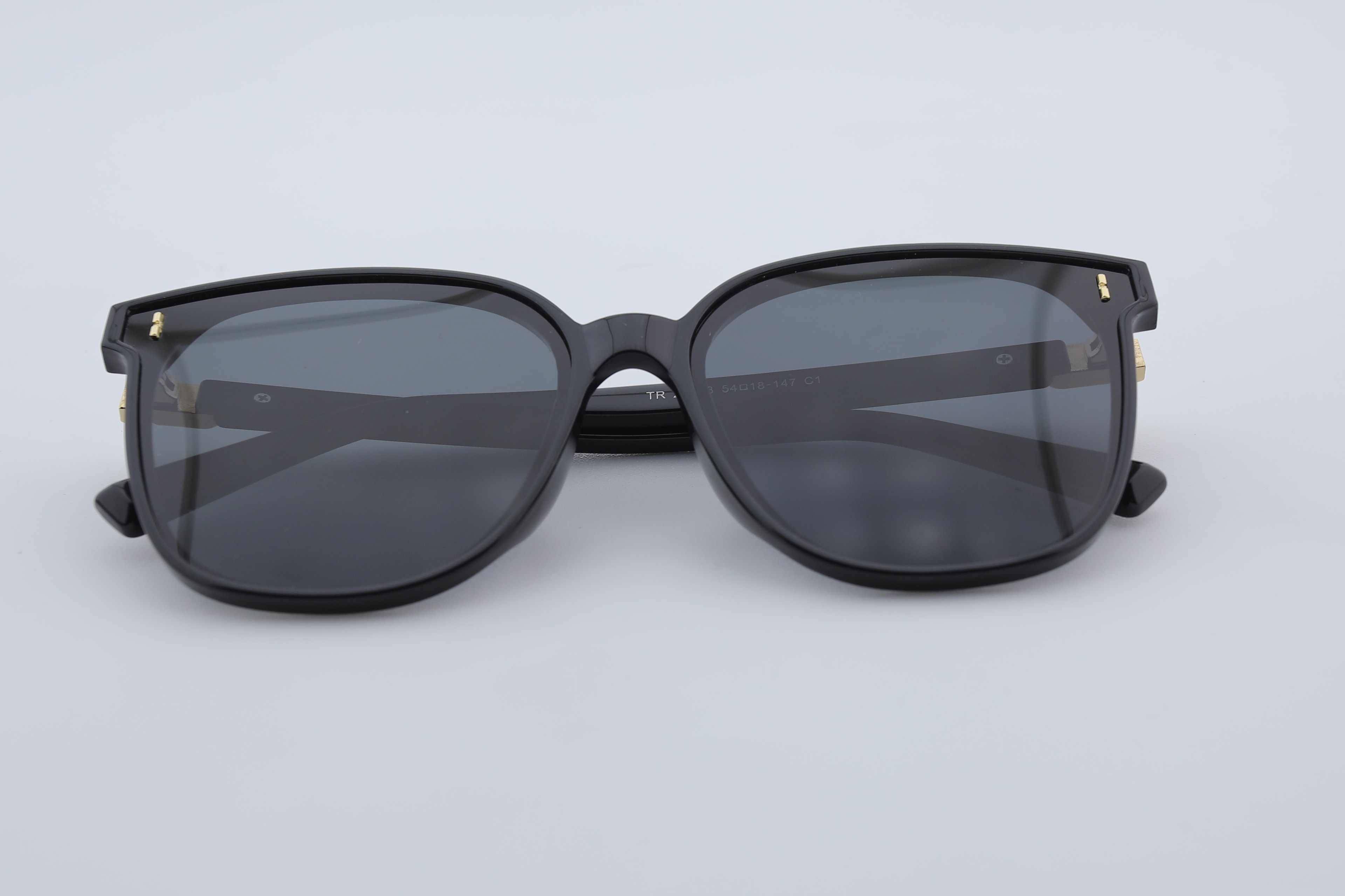 Uzayy Eyewear Luna Onyx – Kadın Güneş Gözlüğü | Siyah TR90 Çerçeve, Altın Detay, UV400 Lens, Orijinal