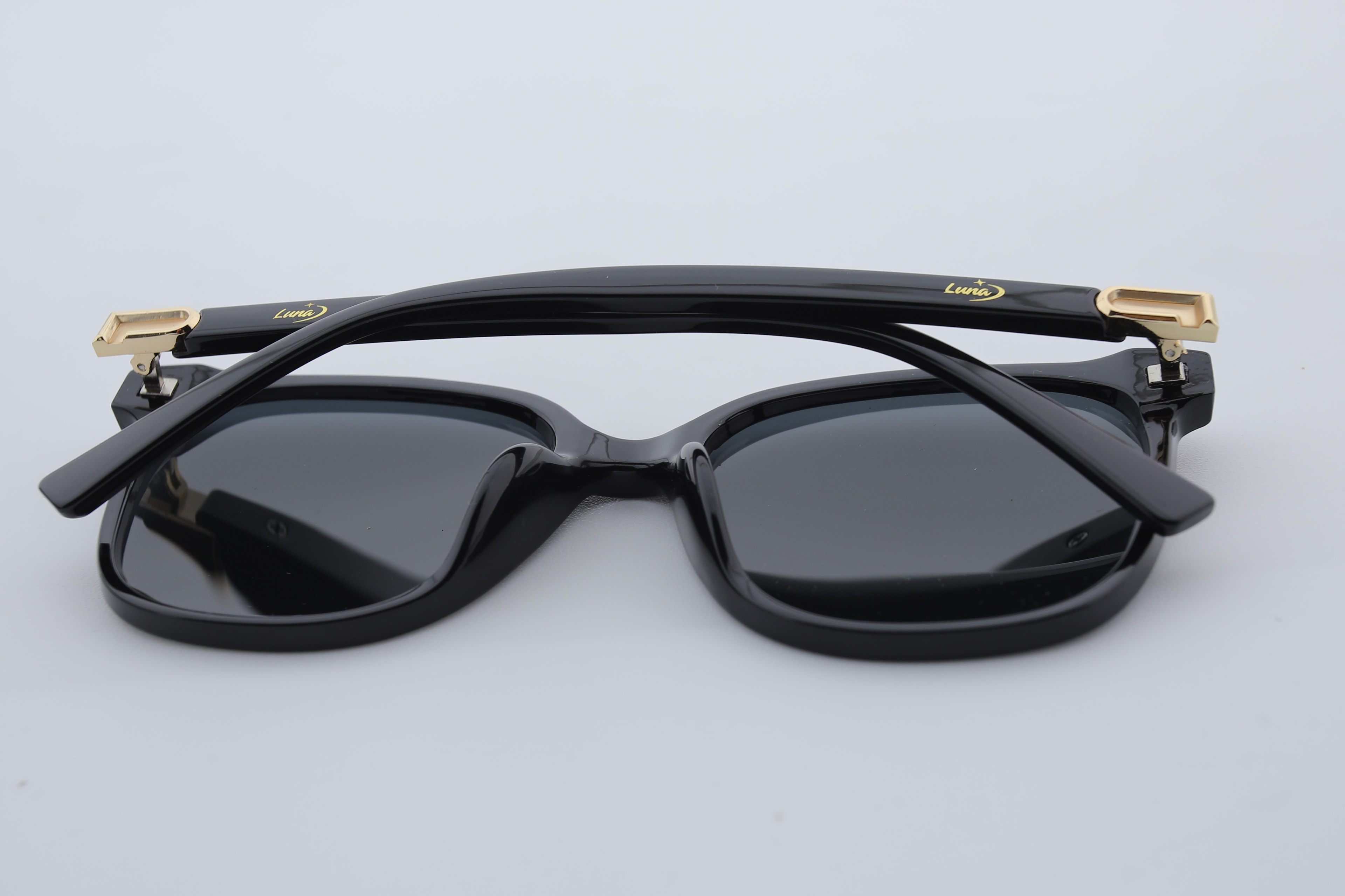Uzayy Eyewear Luna Onyx – Kadın Güneş Gözlüğü | Siyah TR90 Çerçeve, Altın Detay, UV400 Lens, Orijinal