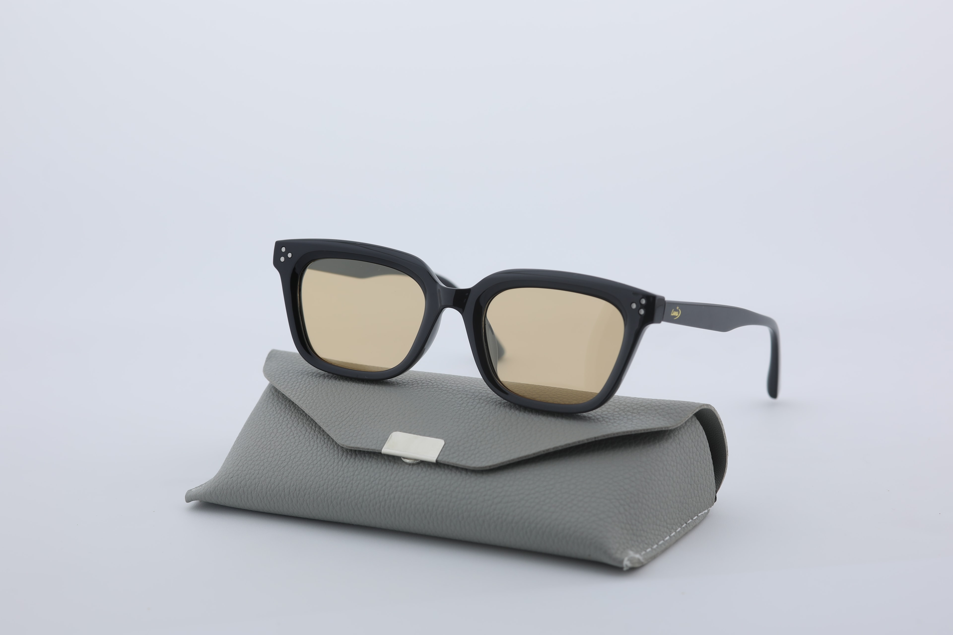 Uzayy Eyewear Luna Doré – Kadın Güneş Gözlüğü | Siyah TR90 Çerçeve, Altın Sarı UV400 Lens, Orijinal