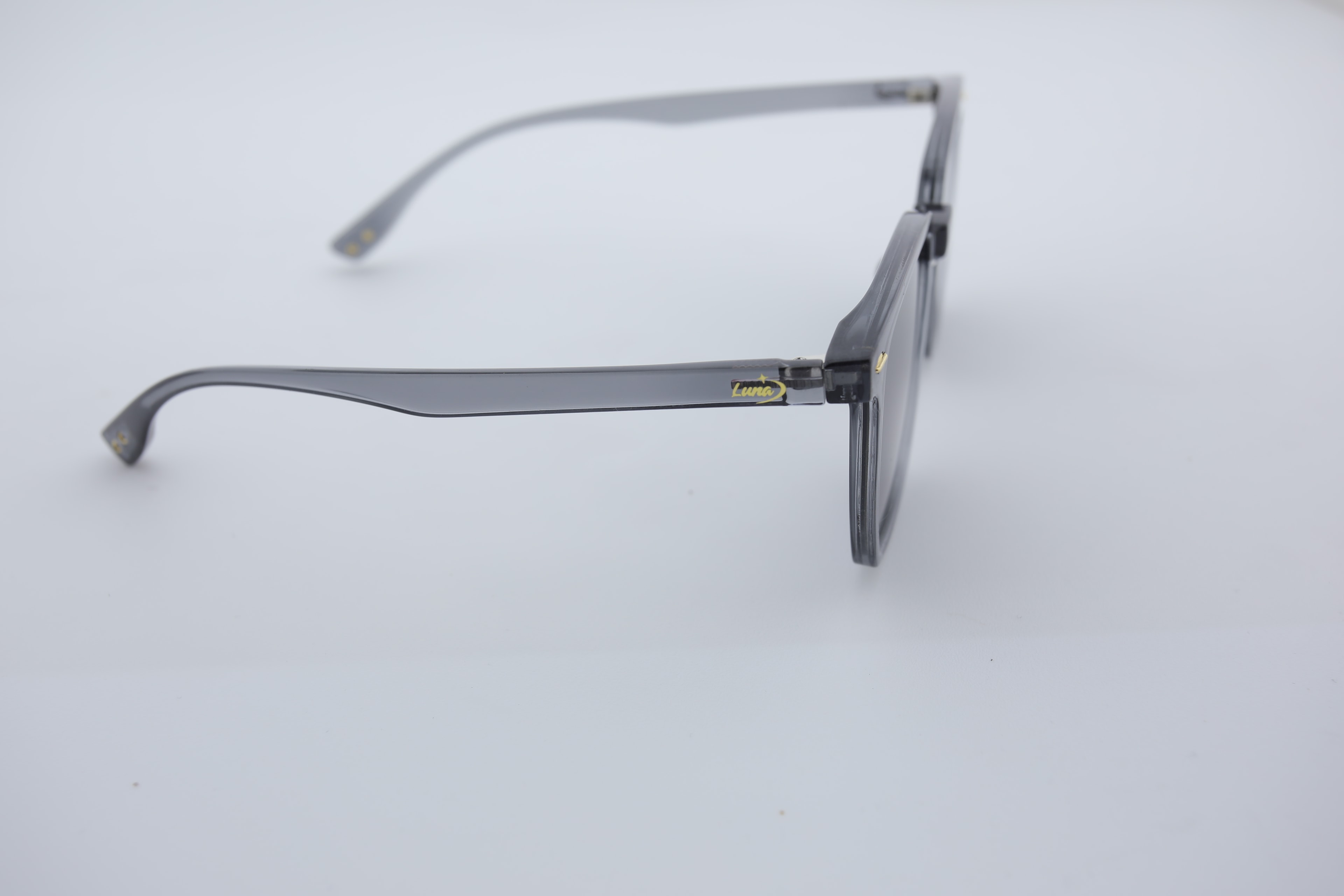 Uzayy Eyewear Luna Classic Ash – Unisex Güneş Gözlüğü | Şeffaf Gri TR90 Çerçeve, UV400 Lens, Orijinal