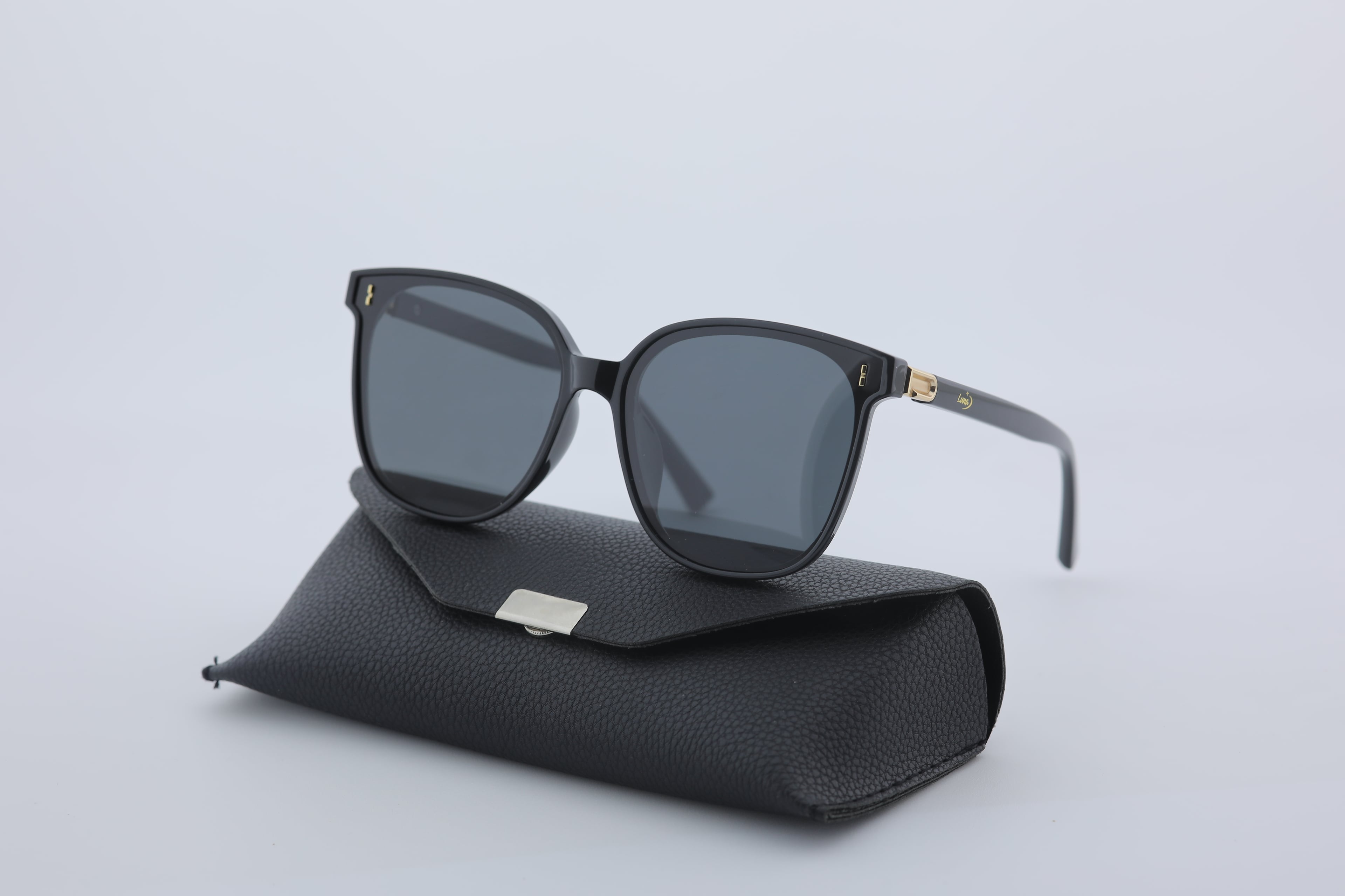 Uzayy Eyewear Luna Onyx – Kadın Güneş Gözlüğü | Siyah TR90 Çerçeve, Altın Detay, UV400 Lens, Orijinal