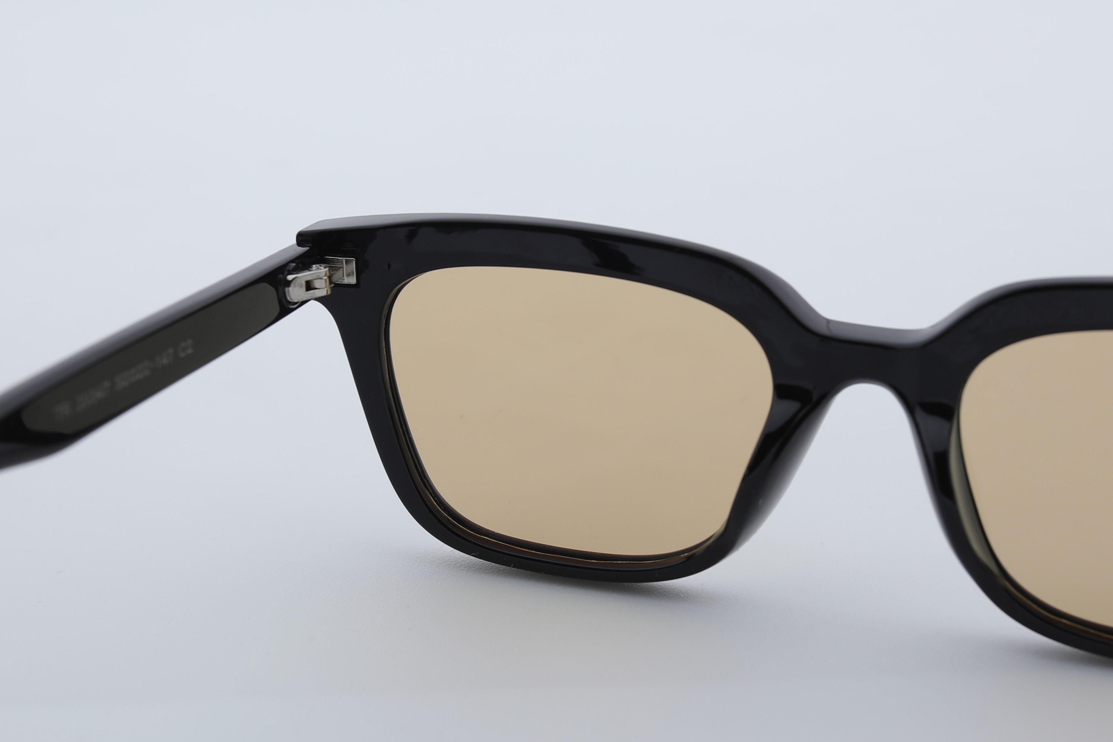 Uzayy Eyewear Luna Doré – Kadın Güneş Gözlüğü | Siyah TR90 Çerçeve, Altın Sarı UV400 Lens, Orijinal