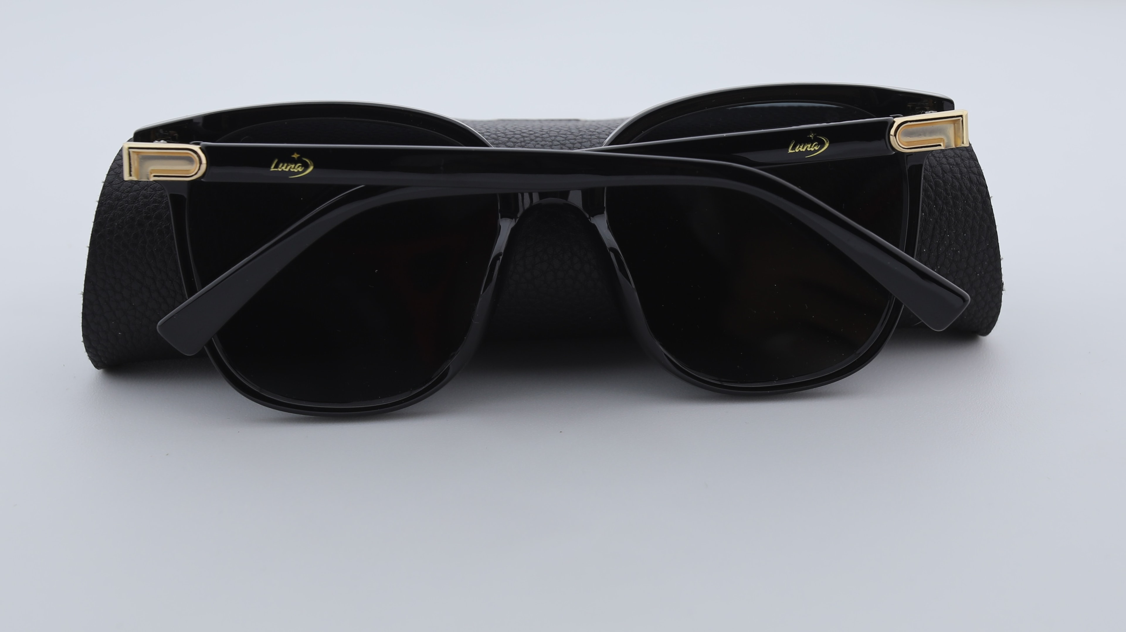 Uzayy Eyewear Luna Onyx – Kadın Güneş Gözlüğü | Siyah TR90 Çerçeve, Altın Detay, UV400 Lens, Orijinal