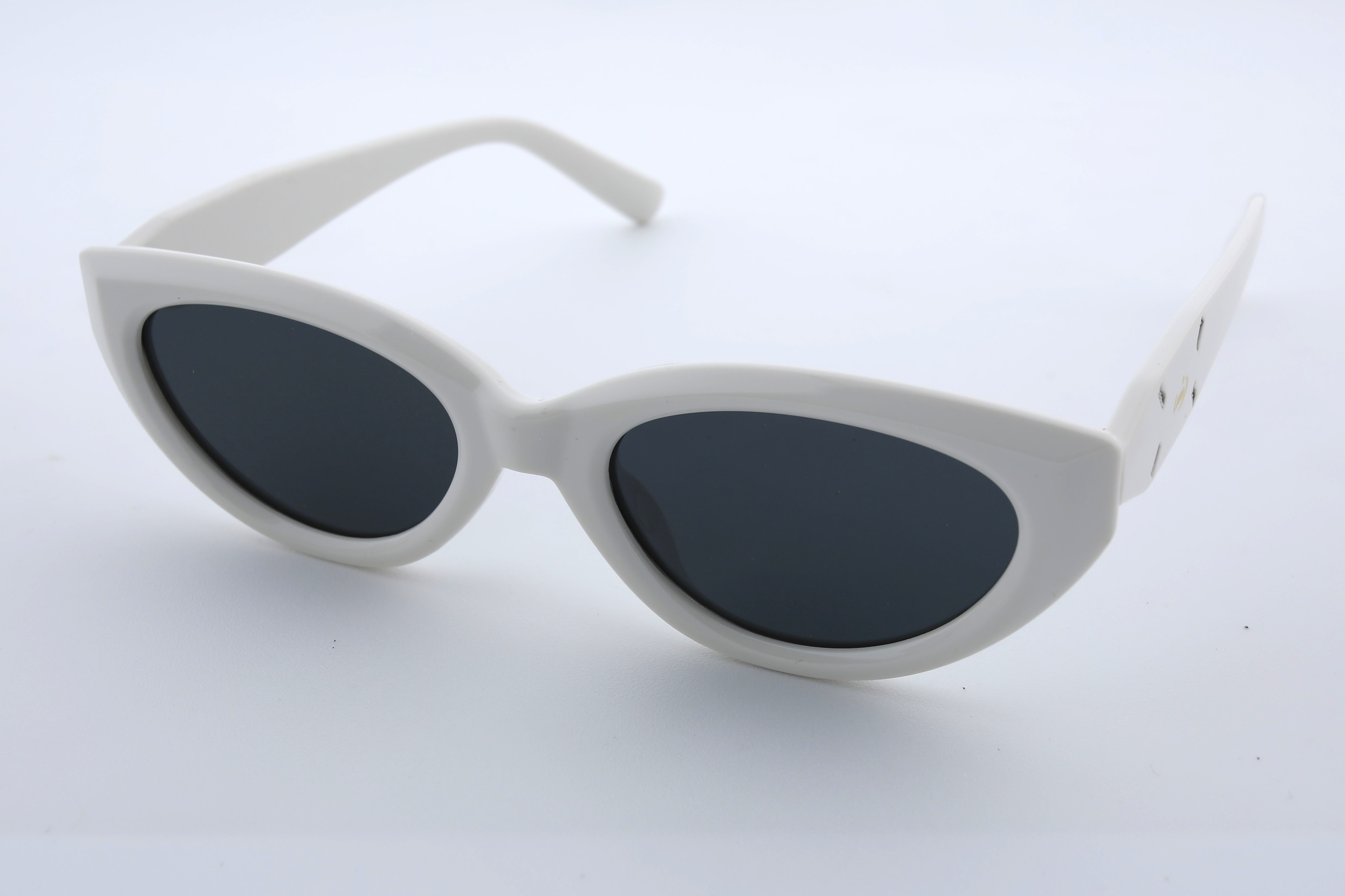 Uzayy Eyewear Luna Ivory – Kadın Güneş Gözlüğü | Beyaz TR90 Çerçeve, Cat-Eye UV400 Lens, Orijinal