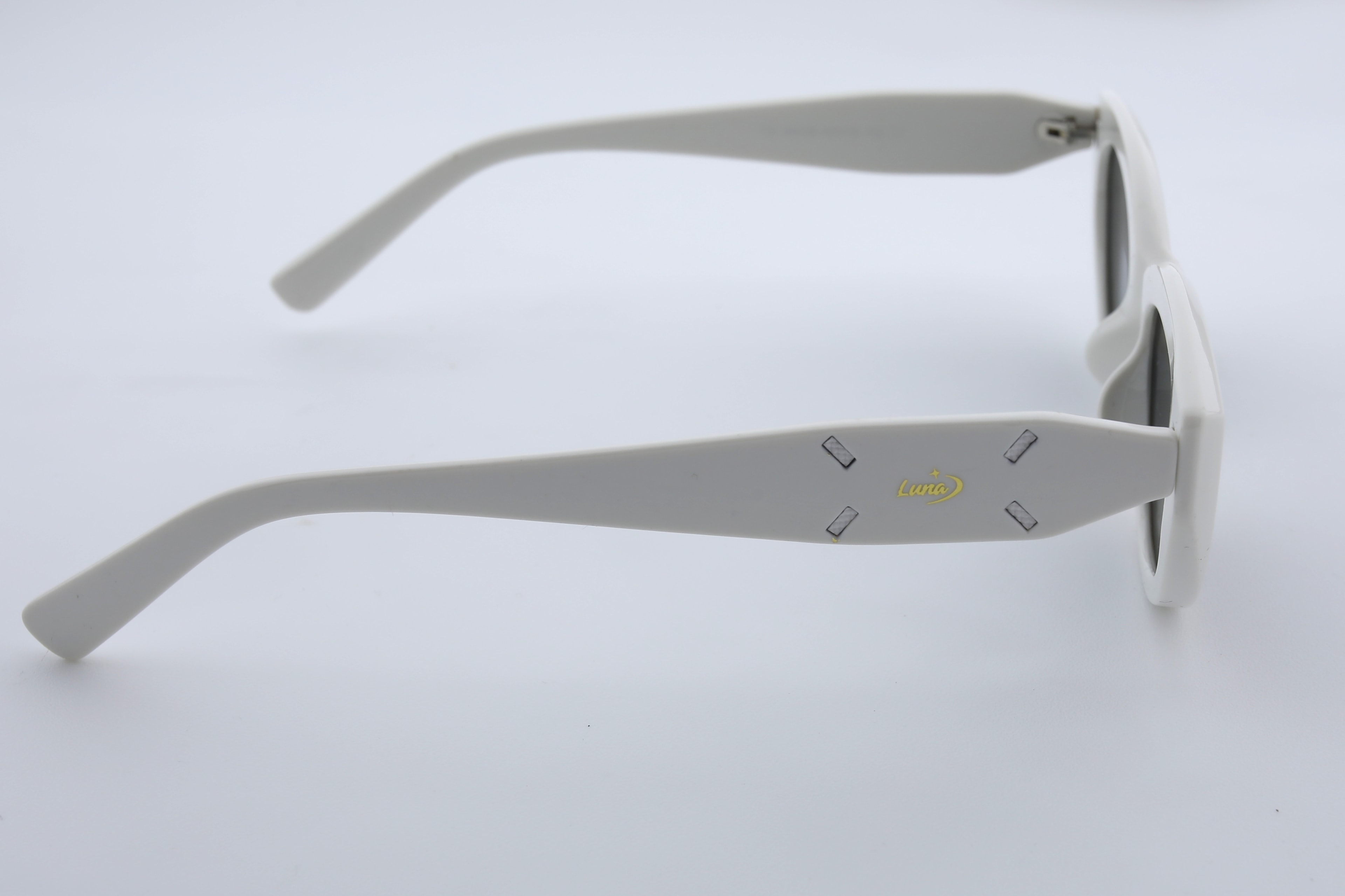 Uzayy Eyewear Luna Ivory – Kadın Güneş Gözlüğü | Beyaz TR90 Çerçeve, Cat-Eye UV400 Lens, Orijinal