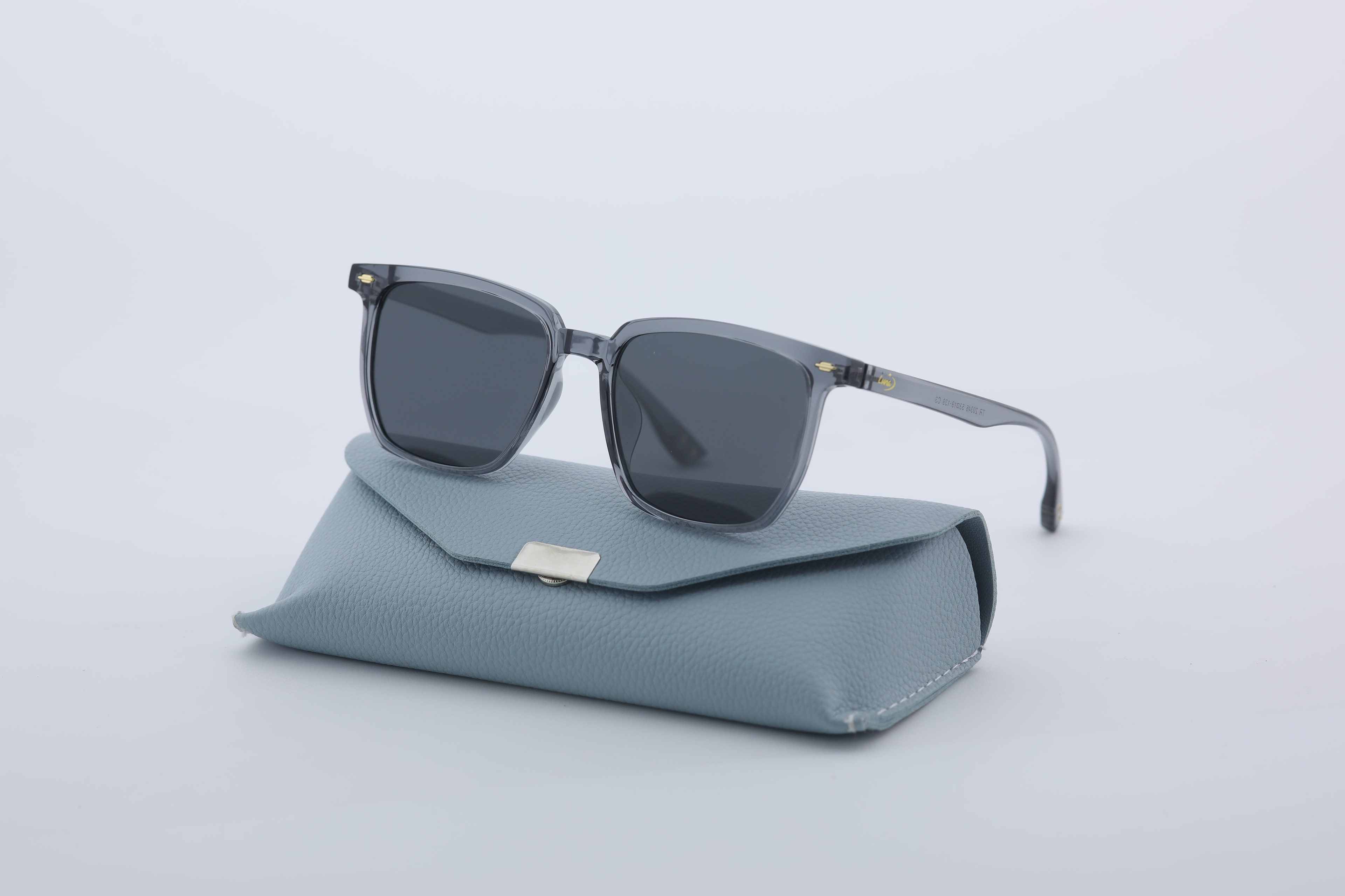 Uzayy Eyewear Luna Classic Ash – Unisex Güneş Gözlüğü | Şeffaf Gri TR90 Çerçeve, UV400 Lens, Orijinal