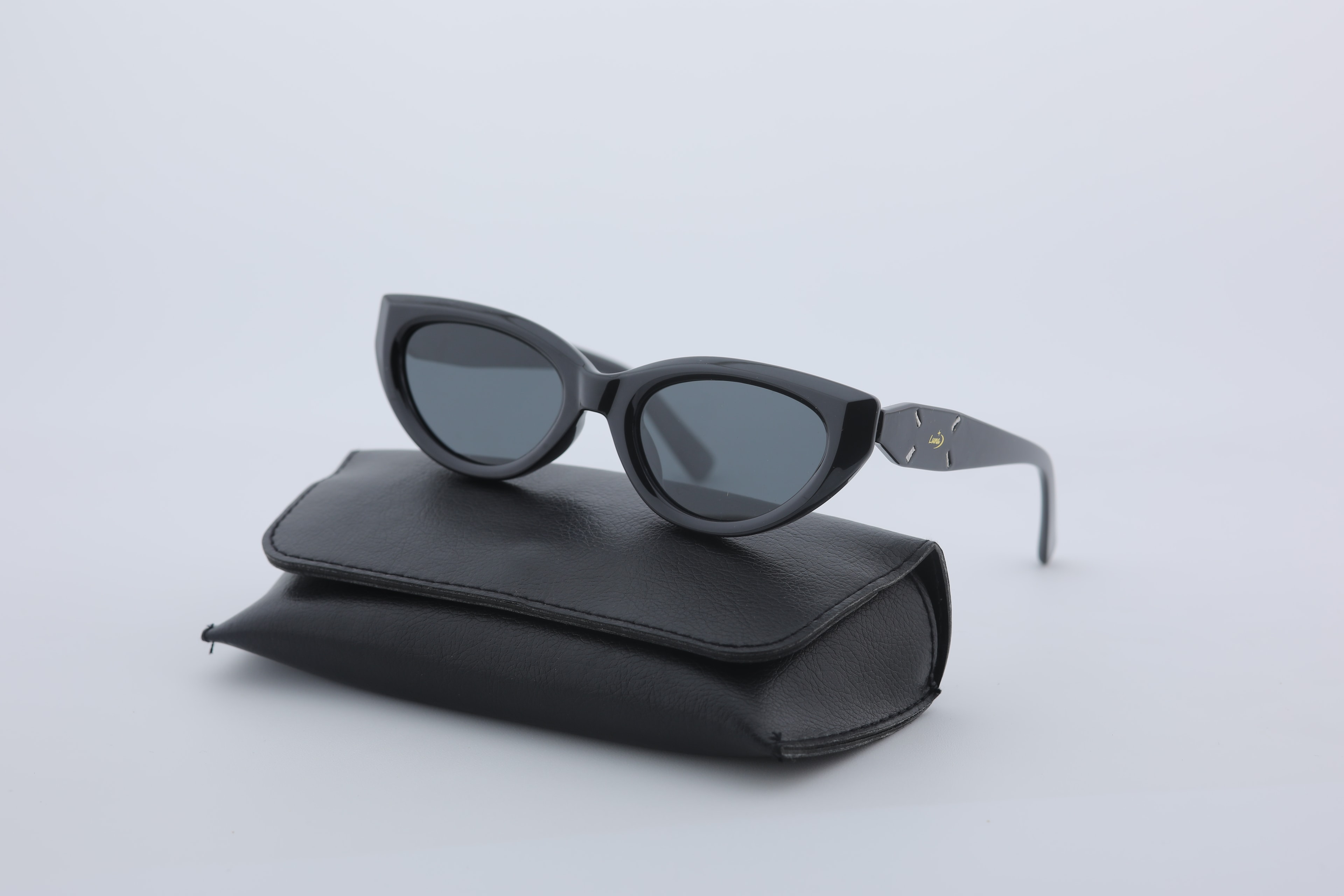 Uzayy Eyewear Luna Raven – Kadın Güneş Gözlüğü | Siyah TR90 Cat-Eye Çerçeve, UV400 Lens, Orijinal