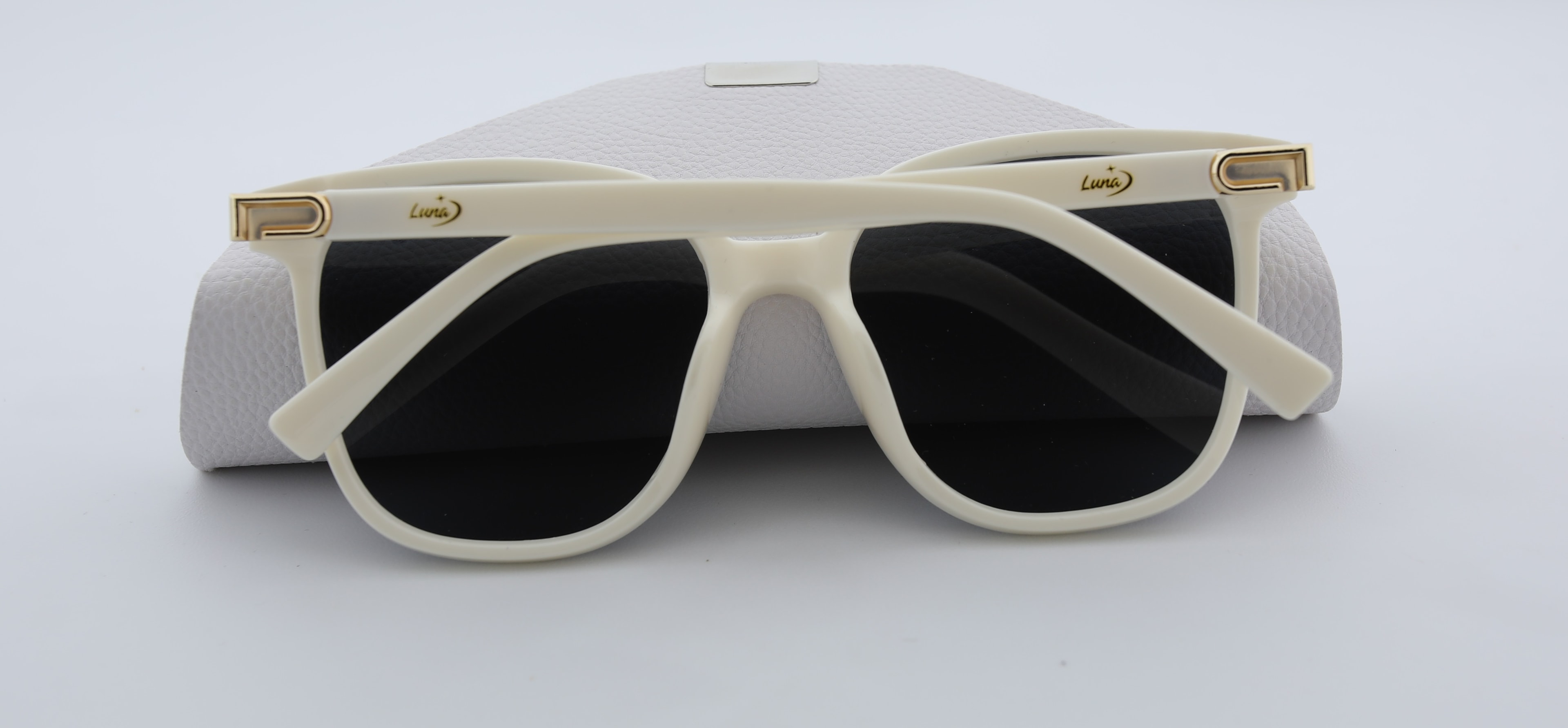 Uzayy Eyewear Luna Pearl – Kadın Güneş Gözlüğü | Beyaz TR90 Çerçeve, UV400 Lens, Orijinal
