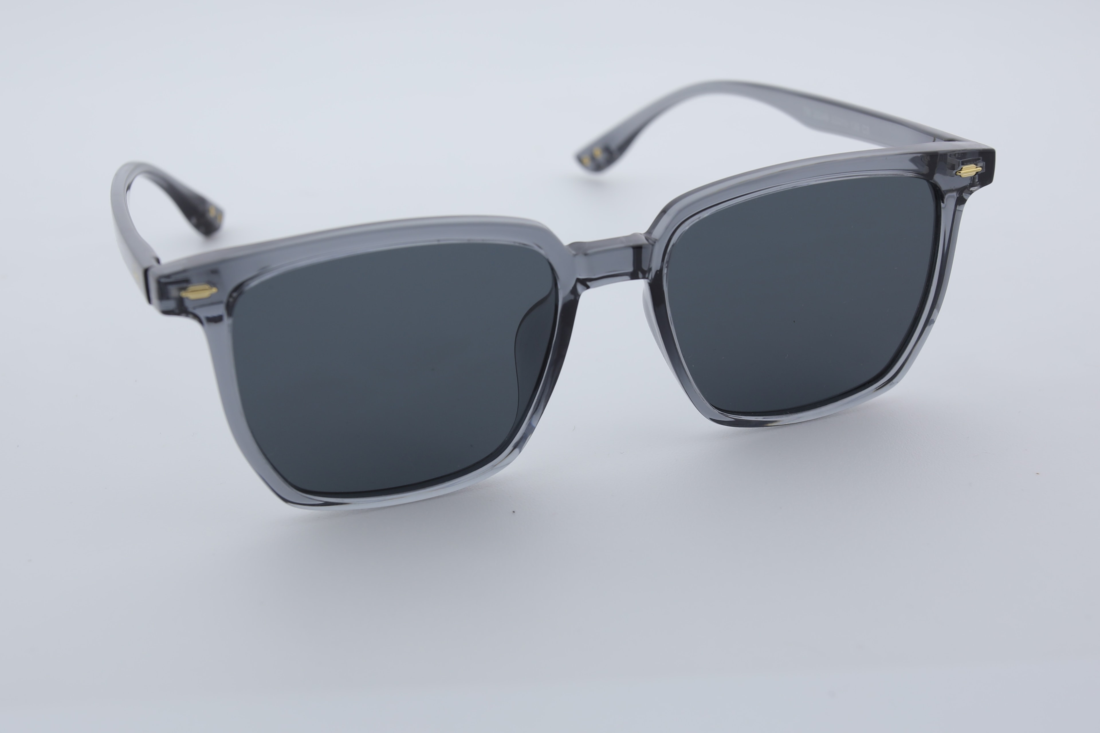Uzayy Eyewear Luna Classic Ash – Unisex Güneş Gözlüğü | Şeffaf Gri TR90 Çerçeve, UV400 Lens, Orijinal