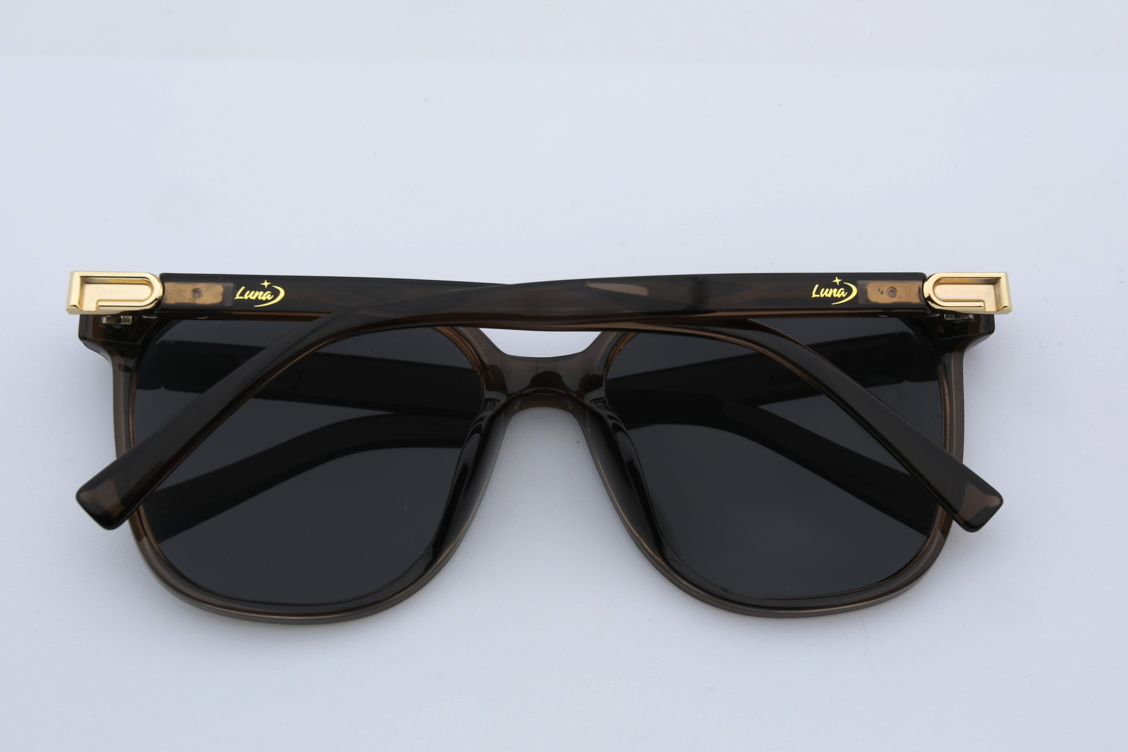 Uzayy Eyewear Luna Sepia – Kadın Güneş Gözlüğü | Kahverengi Şeffaf TR90 Çerçeve, Altın Detay, UV400 Lens, Orijinal