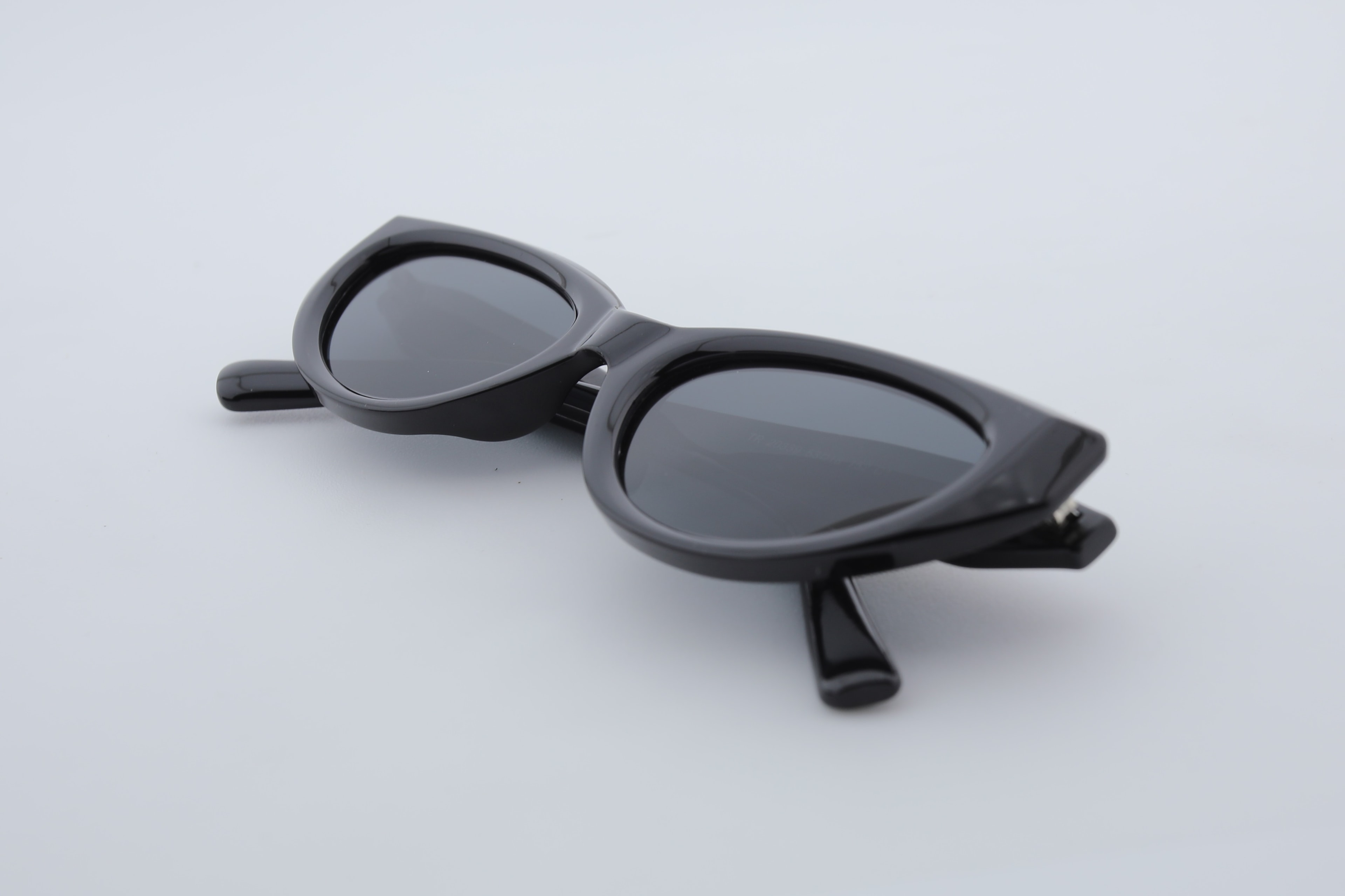 Uzayy Eyewear Luna Raven – Kadın Güneş Gözlüğü | Siyah TR90 Cat-Eye Çerçeve, UV400 Lens, Orijinal