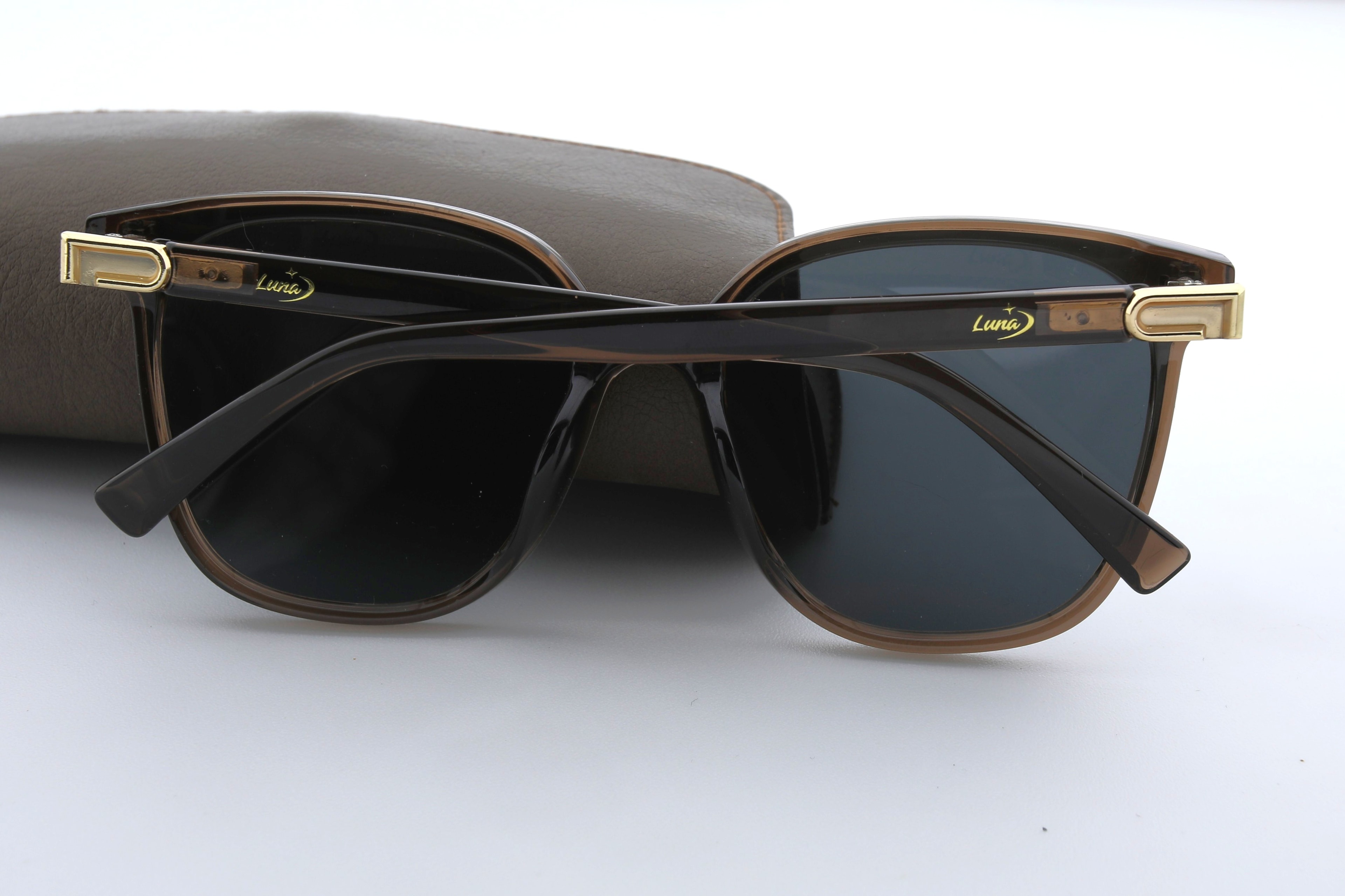 Uzayy Eyewear Luna Sepia – Kadın Güneş Gözlüğü | Kahverengi Şeffaf TR90 Çerçeve, Altın Detay, UV400 Lens, Orijinal