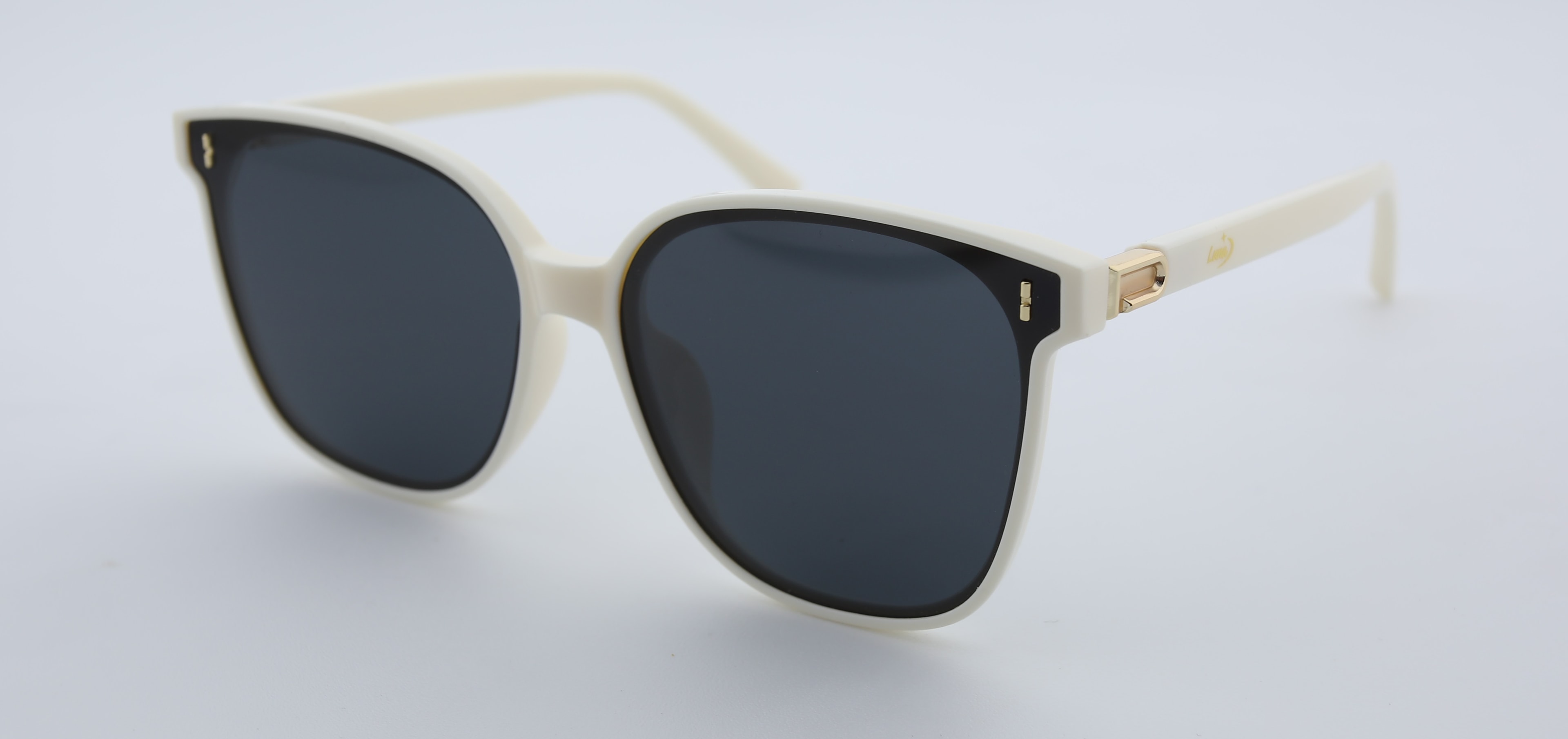 Uzayy Eyewear Luna Pearl – Kadın Güneş Gözlüğü | Beyaz TR90 Çerçeve, UV400 Lens, Orijinal