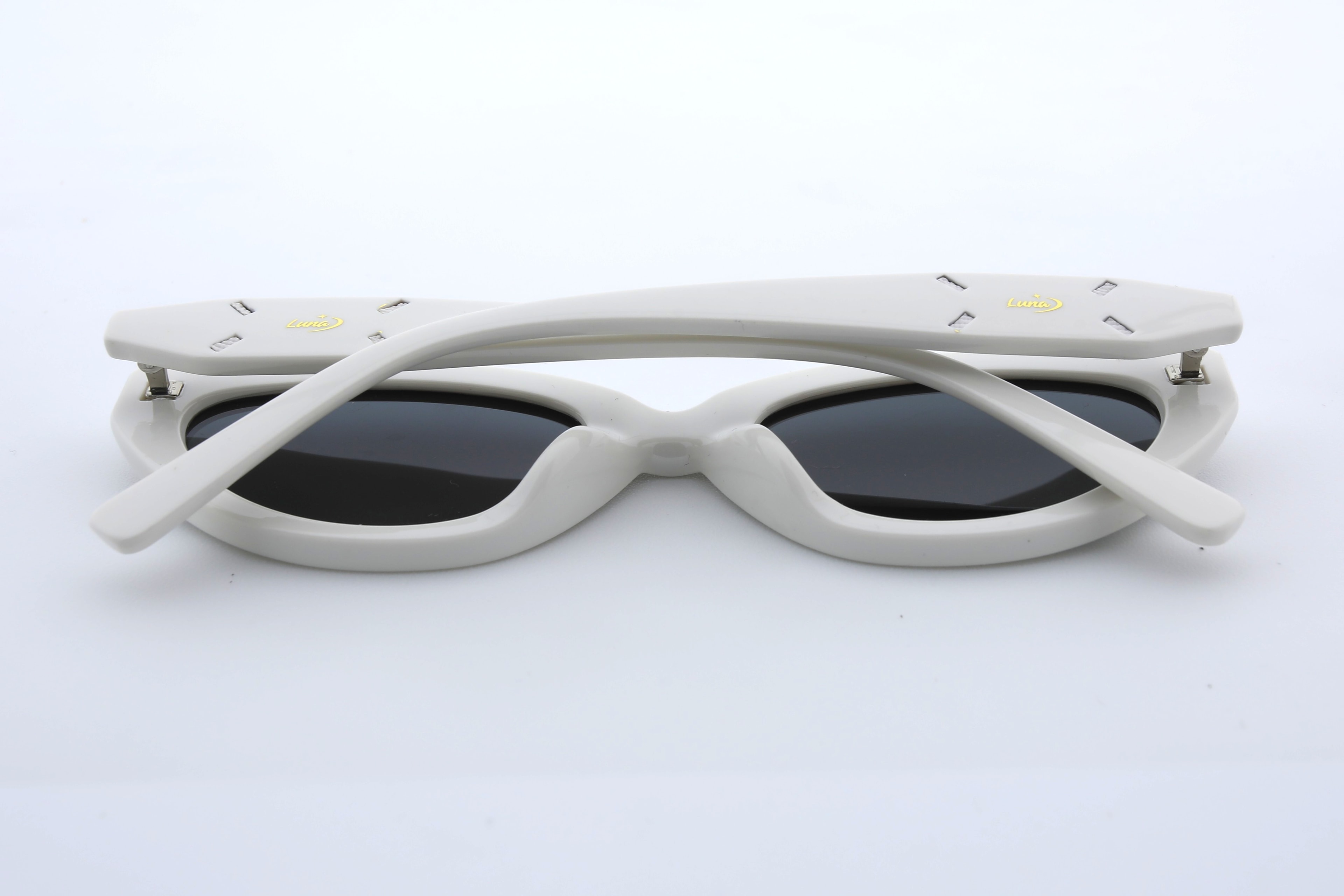 Uzayy Eyewear Luna Ivory – Kadın Güneş Gözlüğü | Beyaz TR90 Çerçeve, Cat-Eye UV400 Lens, Orijinal