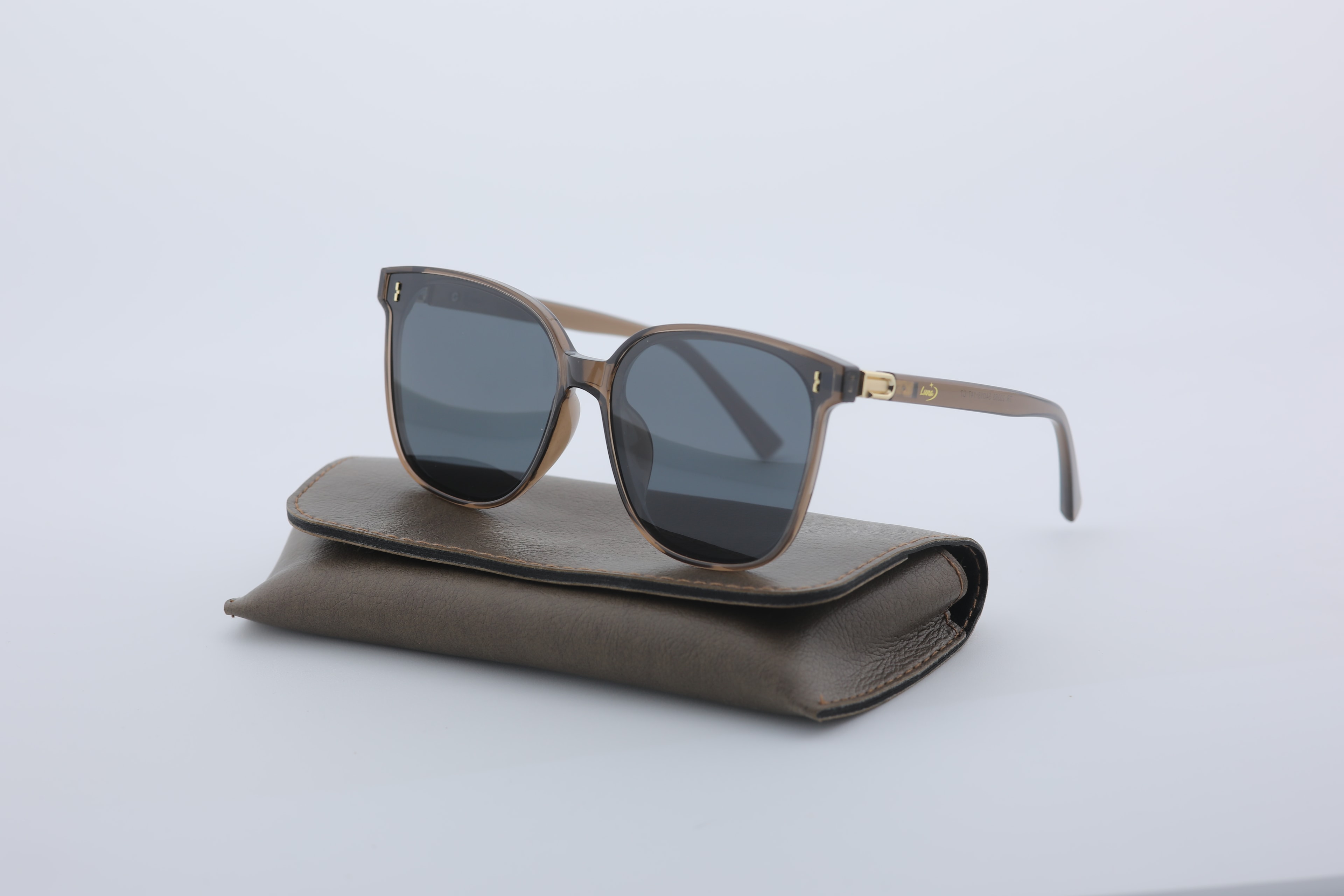 Uzayy Eyewear Luna Sepia – Kadın Güneş Gözlüğü | Kahverengi Şeffaf TR90 Çerçeve, Altın Detay, UV400 Lens, Orijinal
