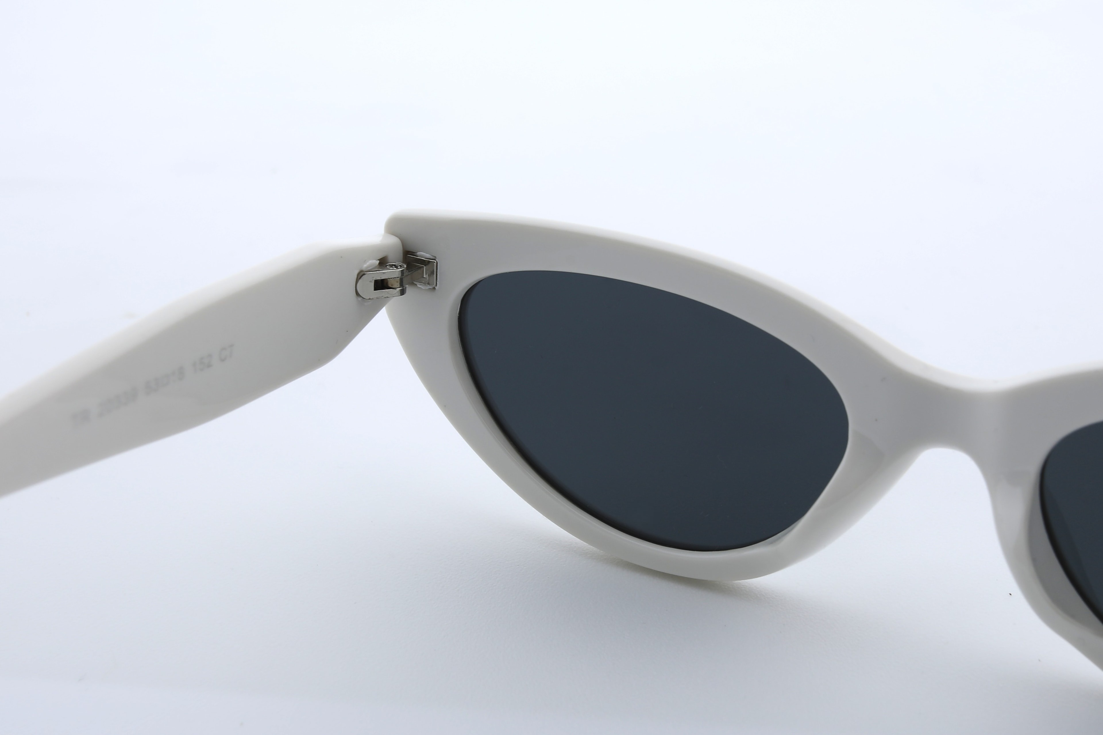 Uzayy Eyewear Luna Ivory – Kadın Güneş Gözlüğü | Beyaz TR90 Çerçeve, Cat-Eye UV400 Lens, Orijinal