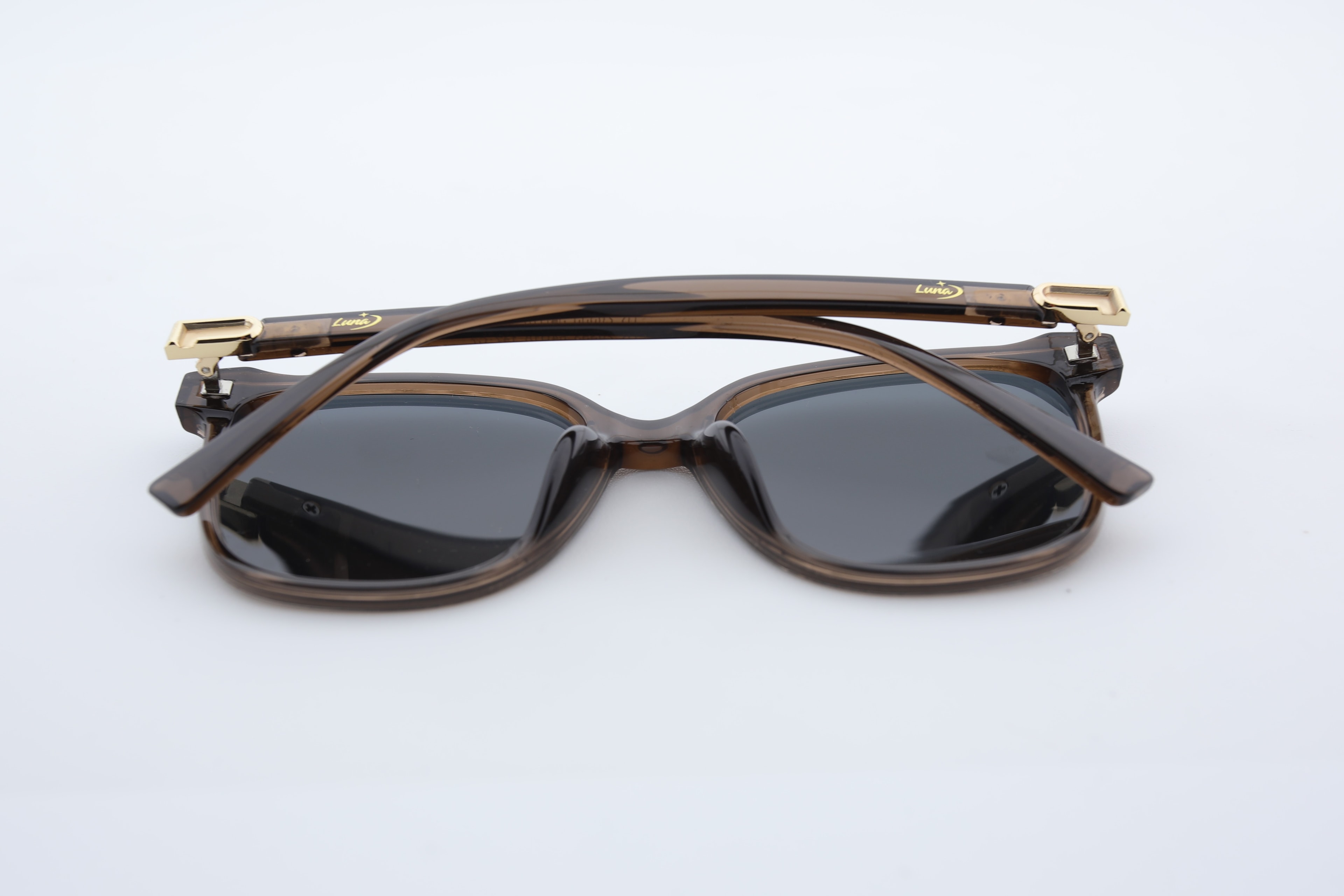 Uzayy Eyewear Luna Sepia – Kadın Güneş Gözlüğü | Kahverengi Şeffaf TR90 Çerçeve, Altın Detay, UV400 Lens, Orijinal