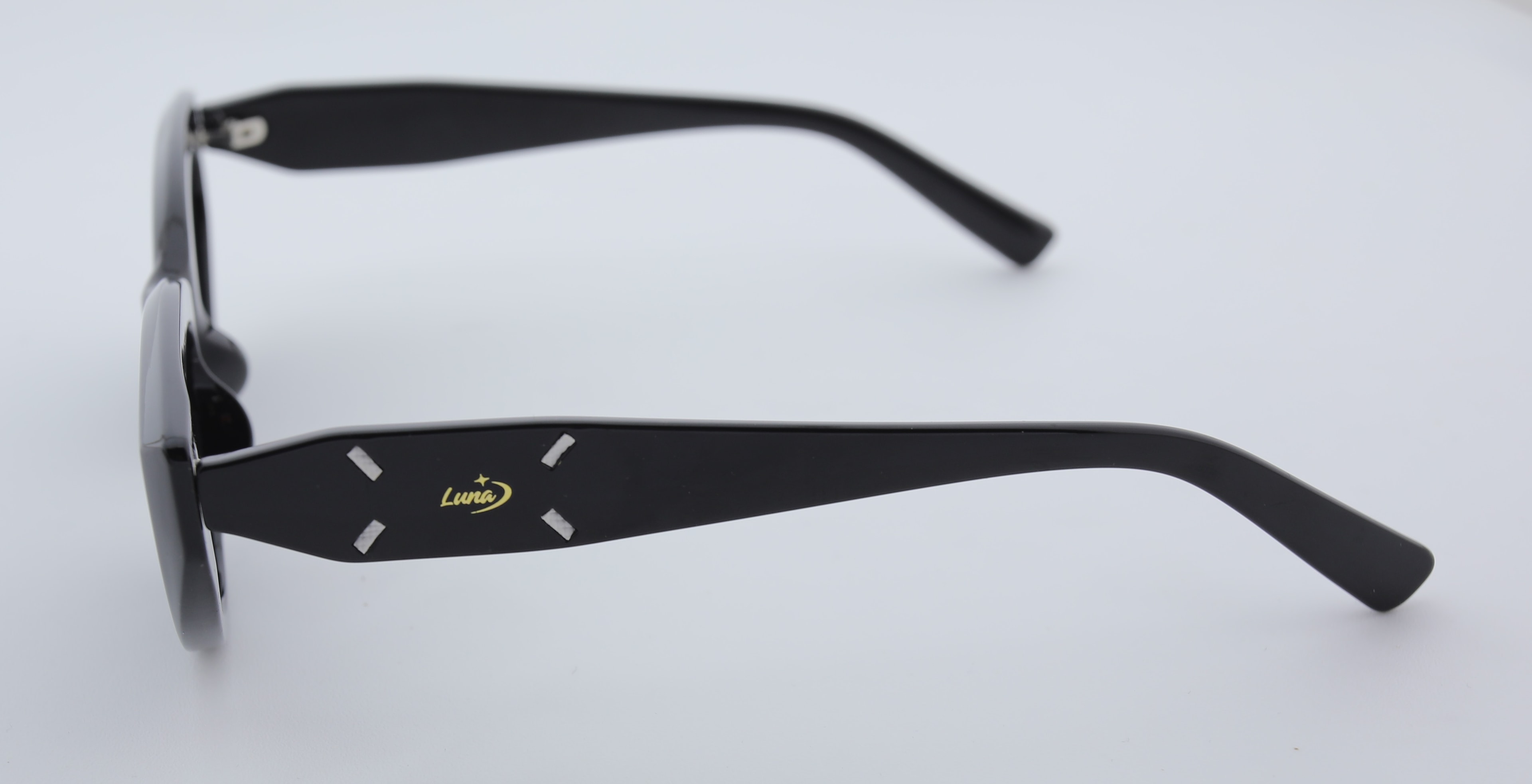 Uzayy Eyewear Luna Raven – Kadın Güneş Gözlüğü | Siyah TR90 Cat-Eye Çerçeve, UV400 Lens, Orijinal
