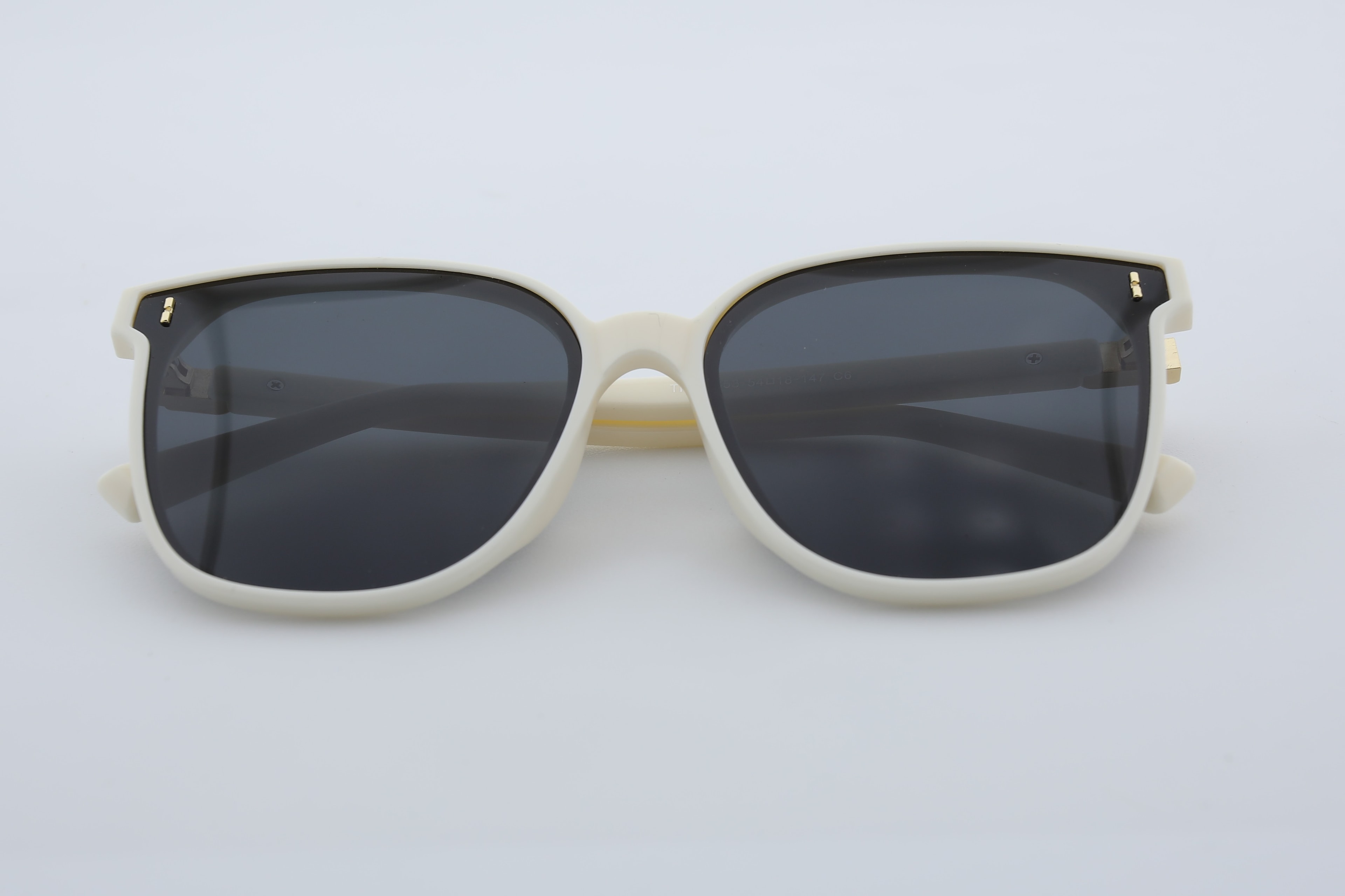 Uzayy Eyewear Luna Pearl – Kadın Güneş Gözlüğü | Beyaz TR90 Çerçeve, UV400 Lens, Orijinal