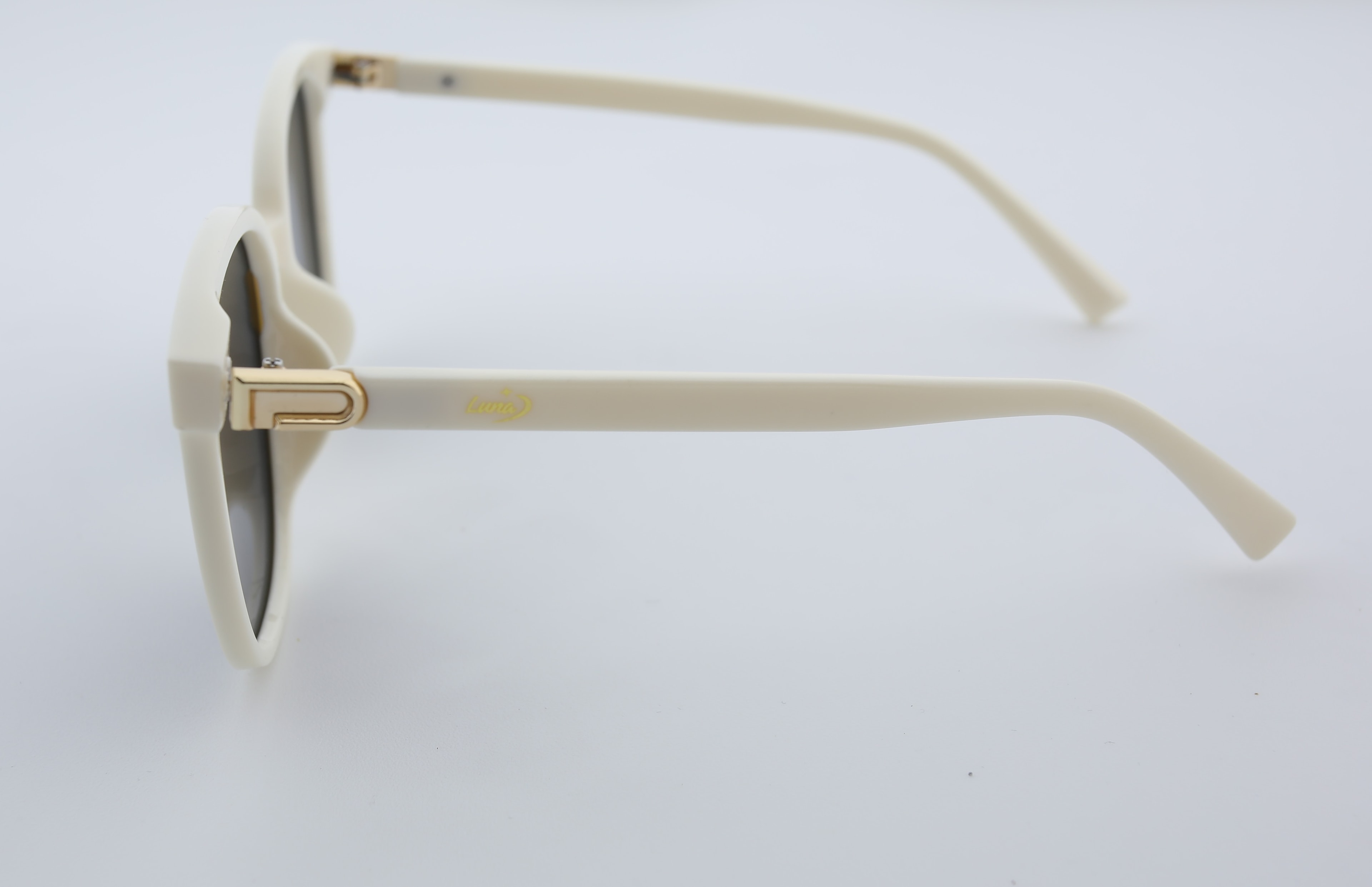 Uzayy Eyewear Luna Pearl – Kadın Güneş Gözlüğü | Beyaz TR90 Çerçeve, UV400 Lens, Orijinal