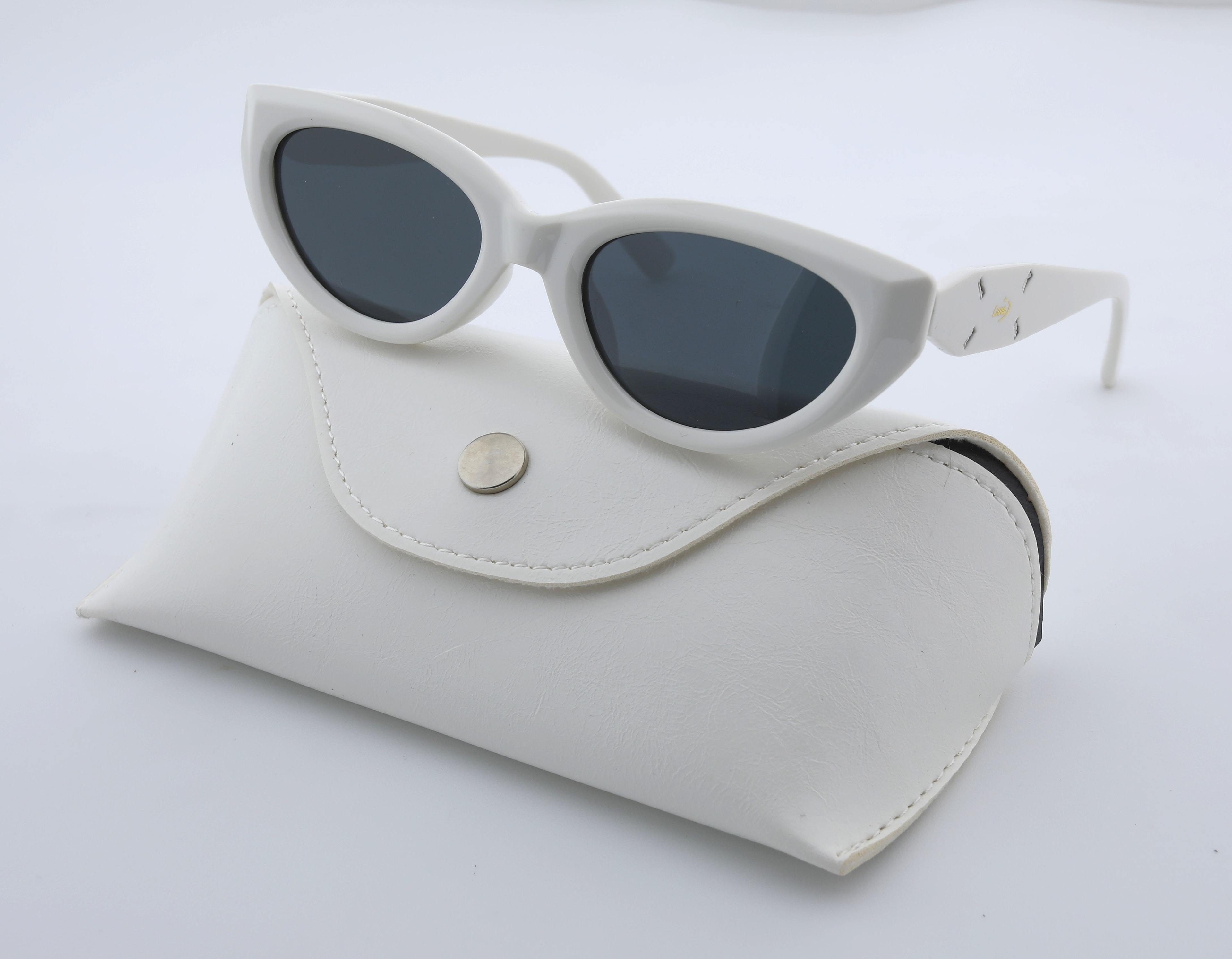 Uzayy Eyewear Luna Ivory – Kadın Güneş Gözlüğü | Beyaz TR90 Çerçeve, Cat-Eye UV400 Lens, Orijinal