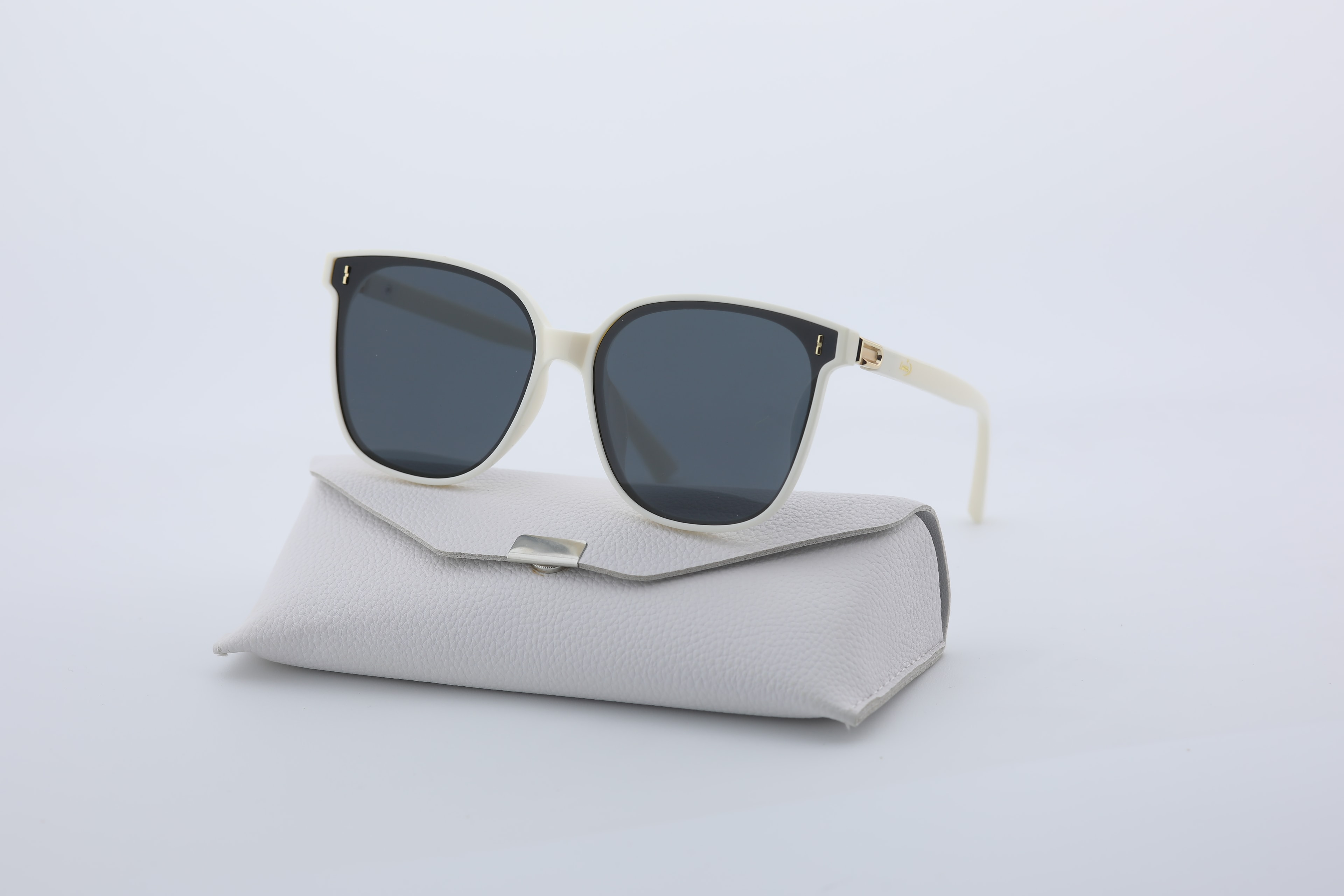 Uzayy Eyewear Luna Pearl – Kadın Güneş Gözlüğü | Beyaz TR90 Çerçeve, UV400 Lens, Orijinal