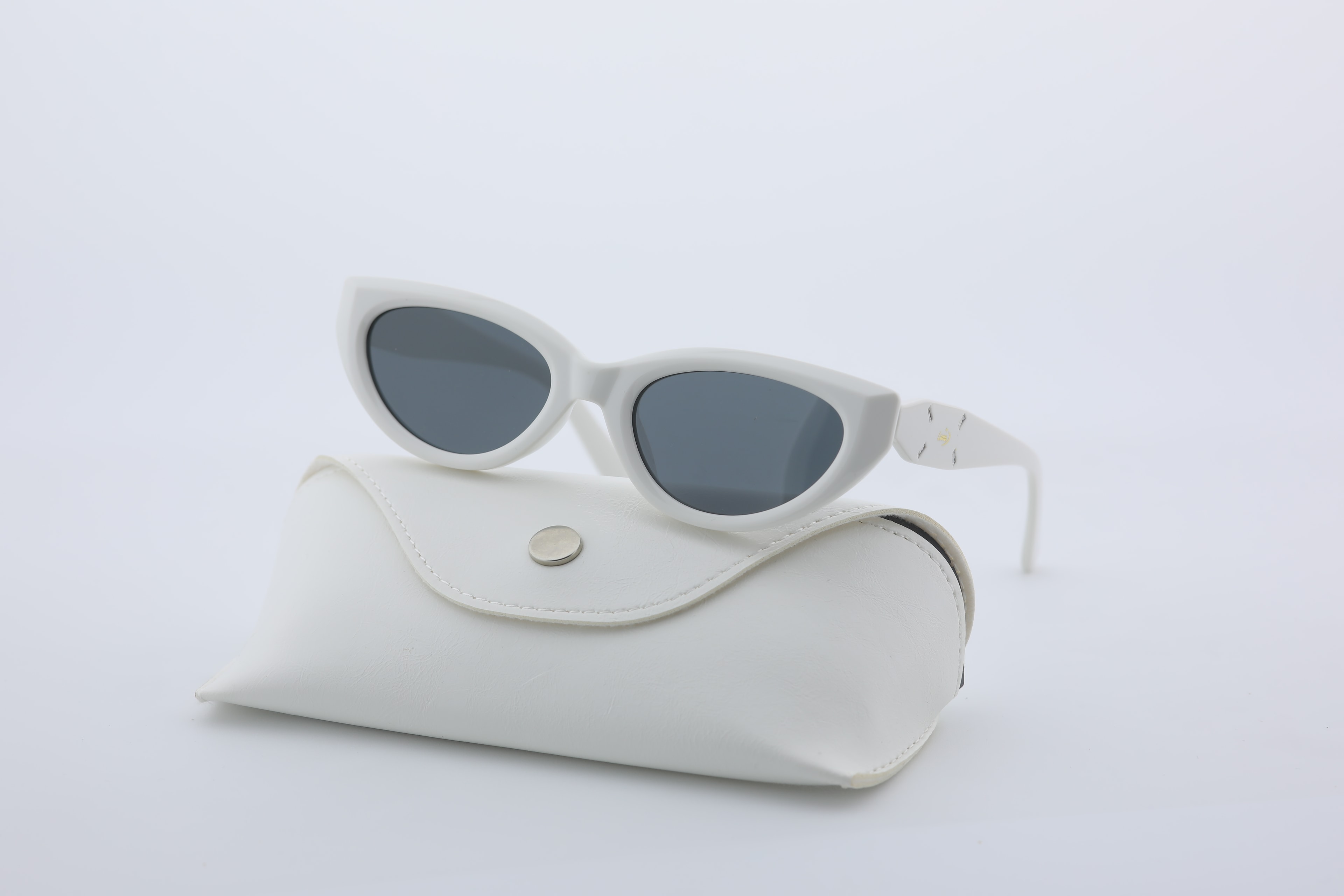 Uzayy Eyewear Luna Ivory – Kadın Güneş Gözlüğü | Beyaz TR90 Çerçeve, Cat-Eye UV400 Lens, Orijinal