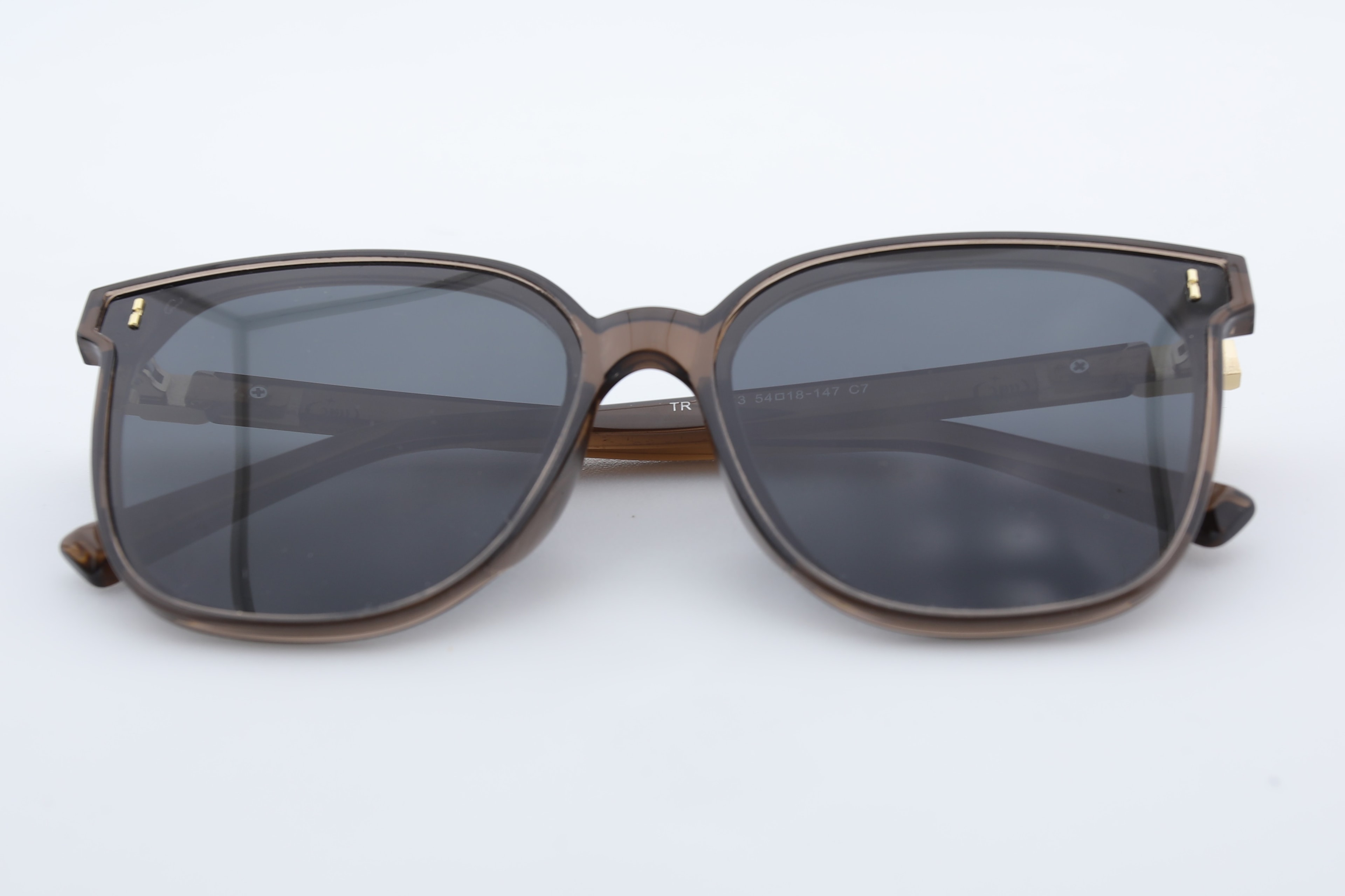 Uzayy Eyewear Luna Sepia – Kadın Güneş Gözlüğü | Kahverengi Şeffaf TR90 Çerçeve, Altın Detay, UV400 Lens, Orijinal