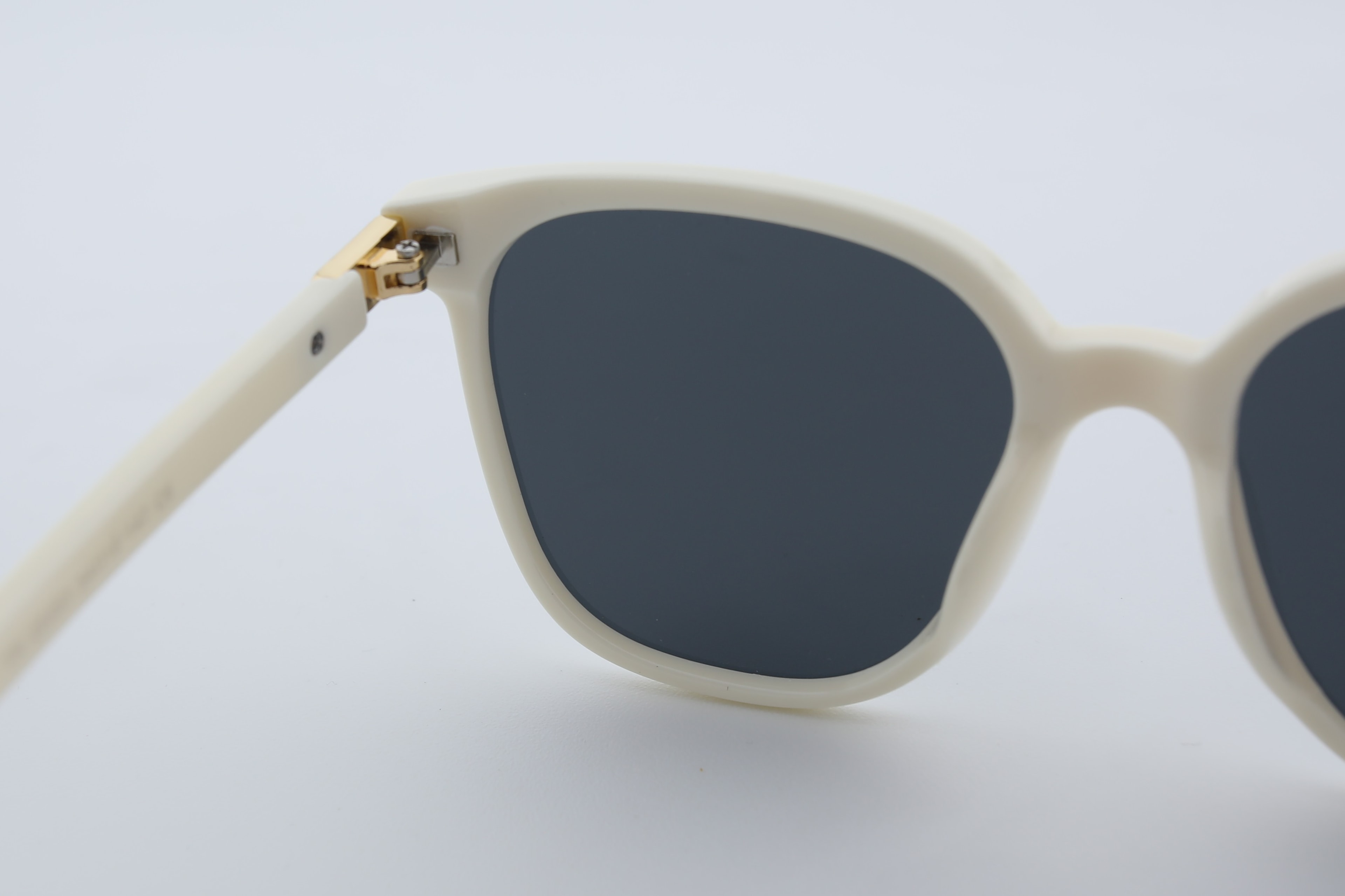 Uzayy Eyewear Luna Pearl – Kadın Güneş Gözlüğü | Beyaz TR90 Çerçeve, UV400 Lens, Orijinal