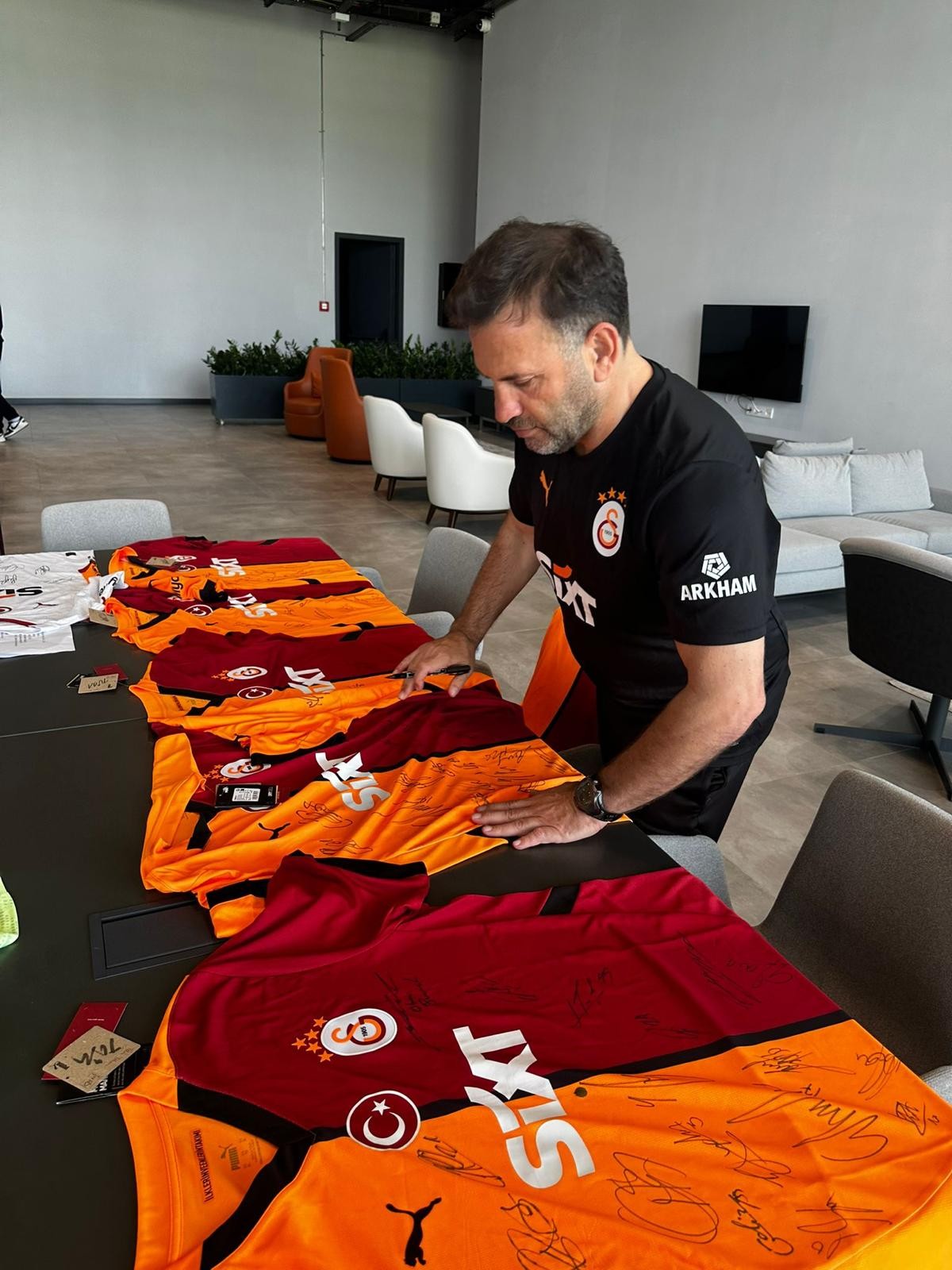 Tüm Takım İmzalı Galatasaray 5 Yıldızlı Forması - Tükenmek Üzere!
