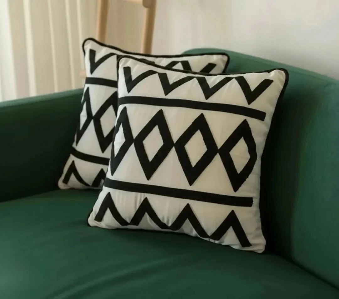 Siyah Zikzak Punch İşlemeli Kırlent