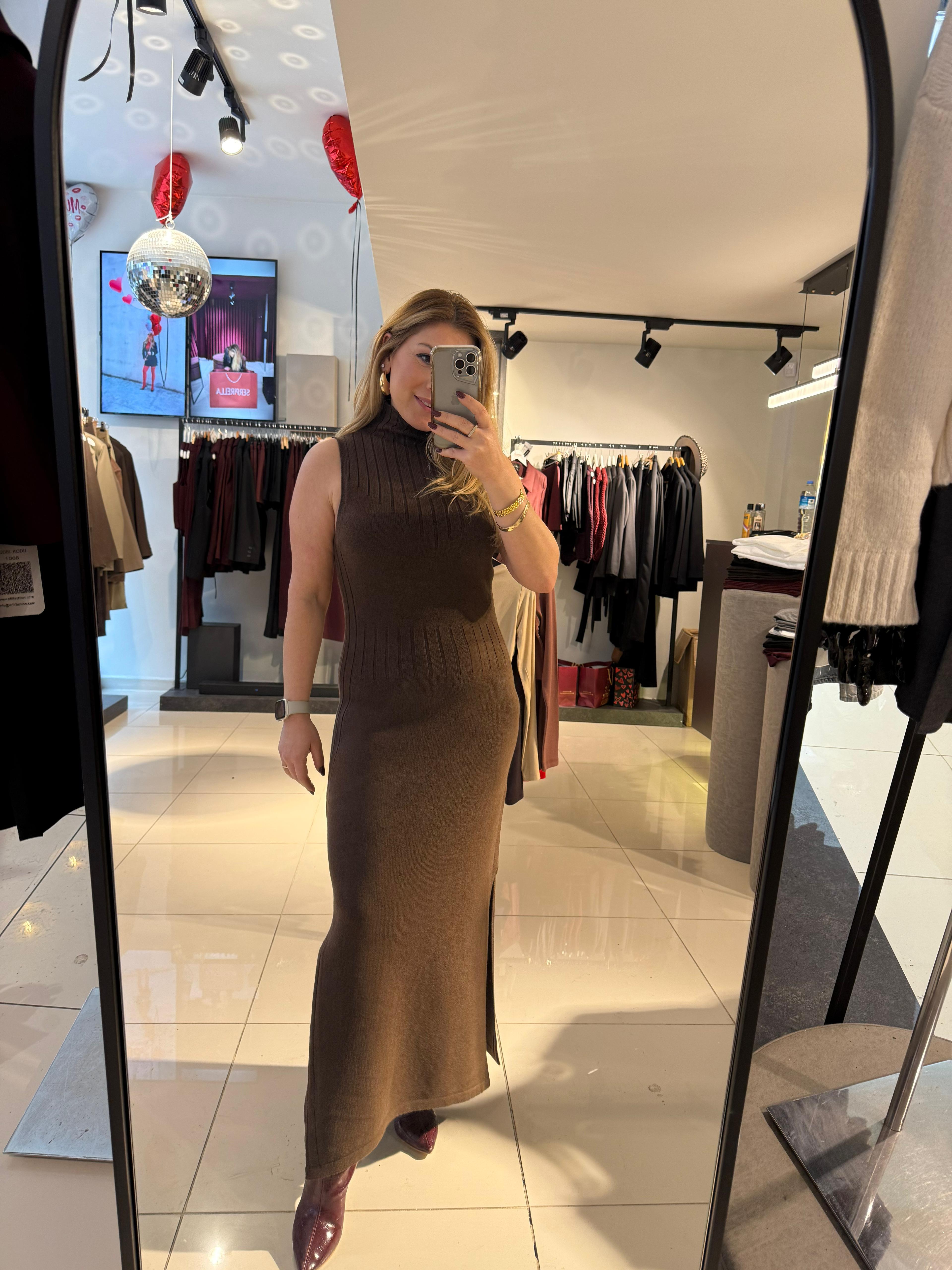 90243 Dik Yaka Yırtmaçlı Triko Elbise