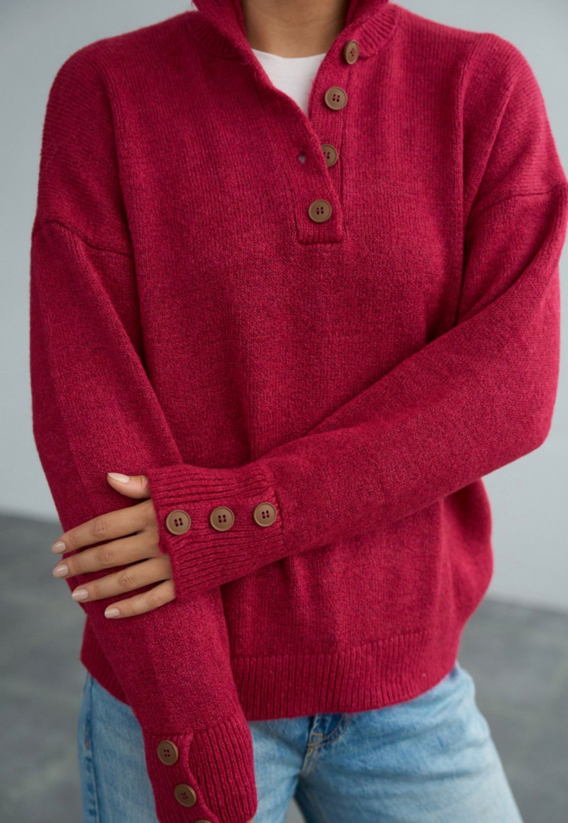 Dik Yaka Düğme Detaylı Kazak