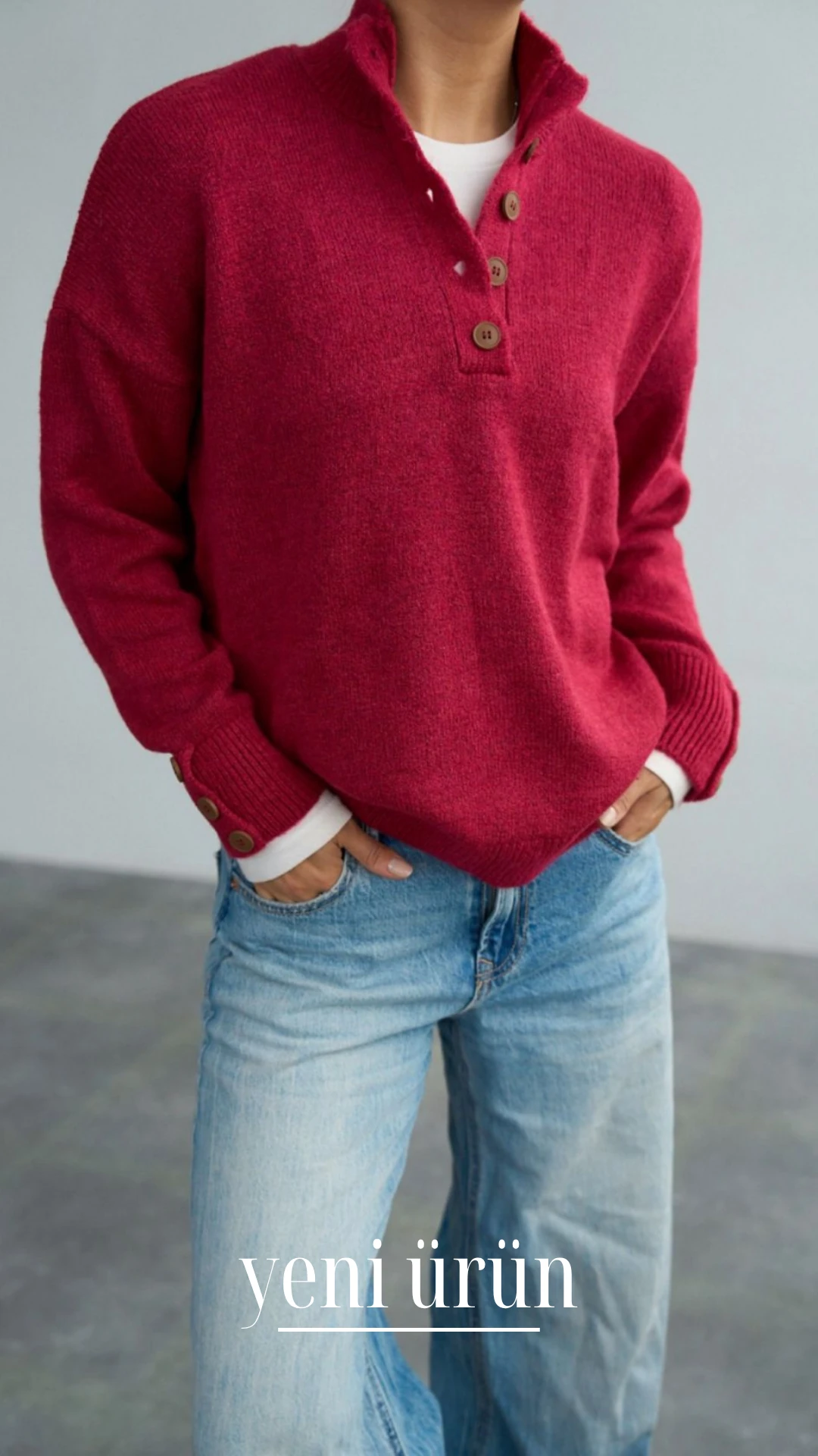 Dik Yaka Düğme Detaylı Kazak