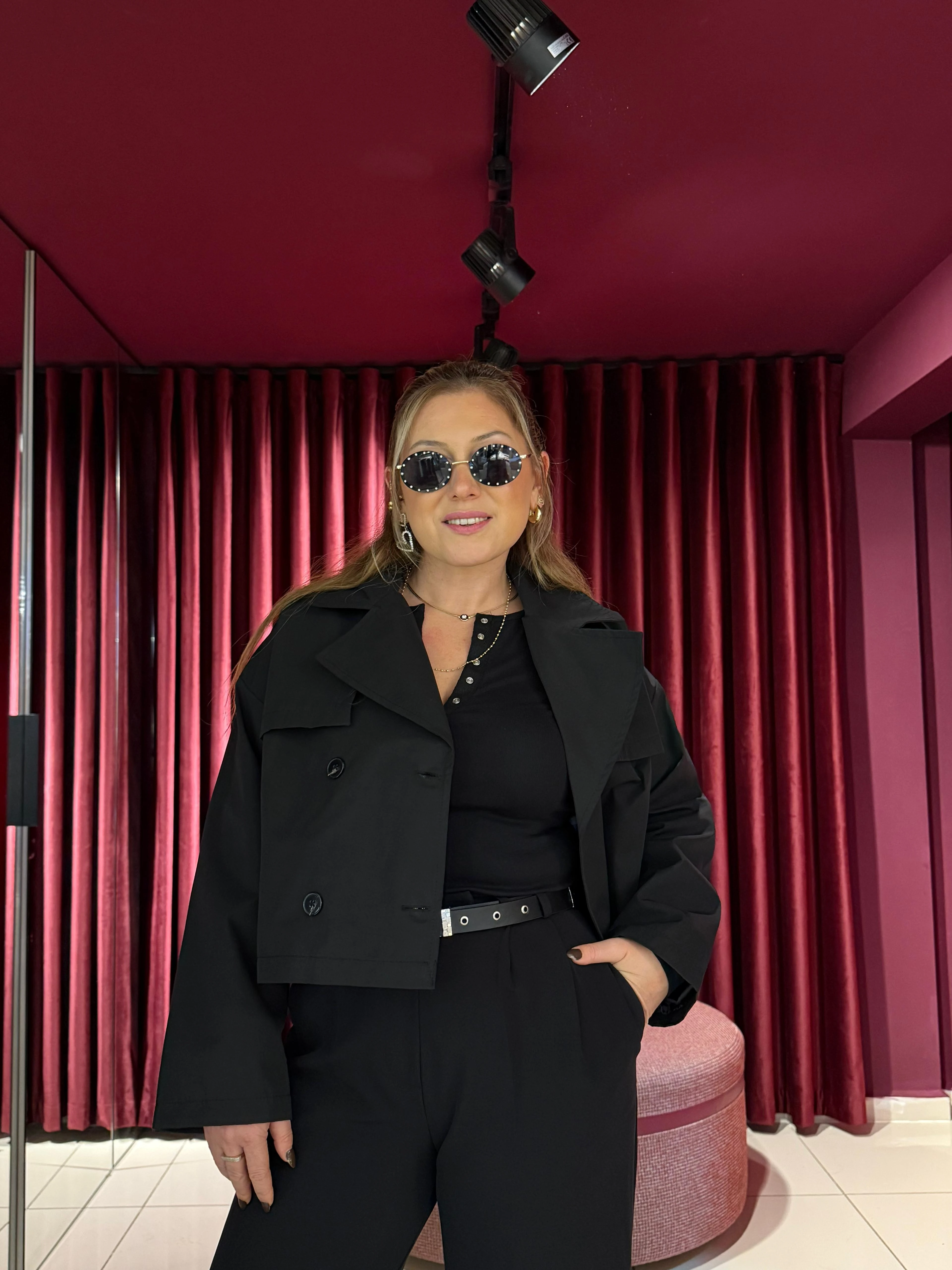 Yakası Detaylı Kısa Trenç