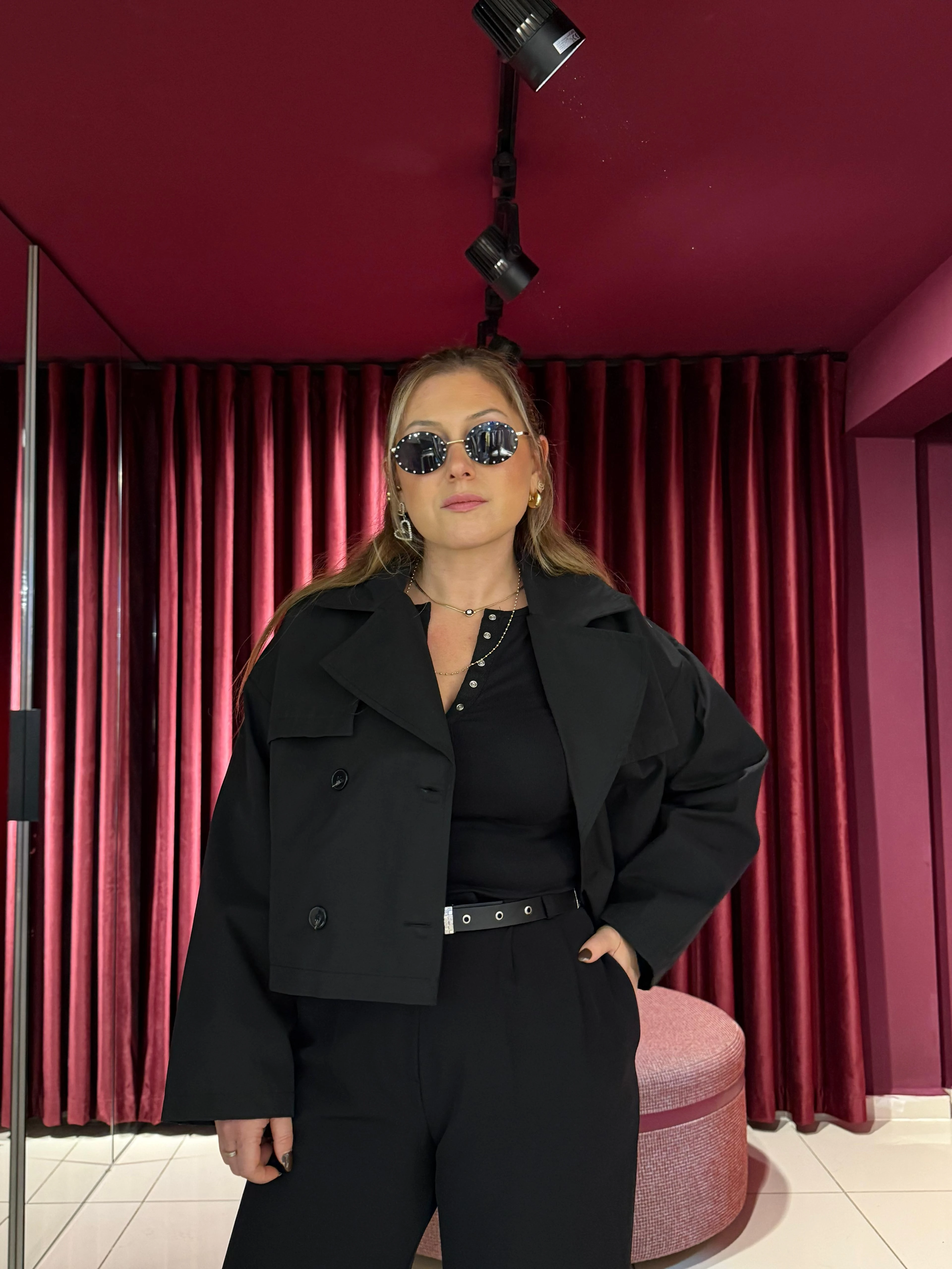 Yakası Detaylı Kısa Trenç