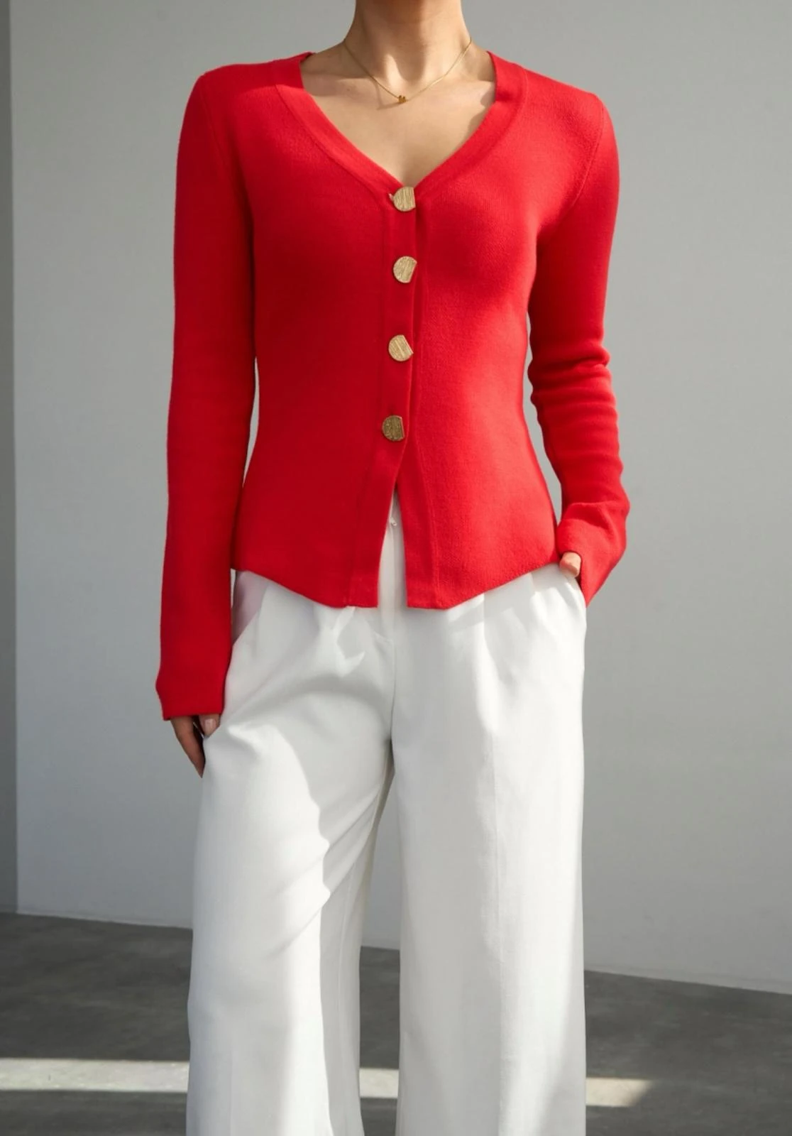 V Yaka Düğme Detay Triko Hırka